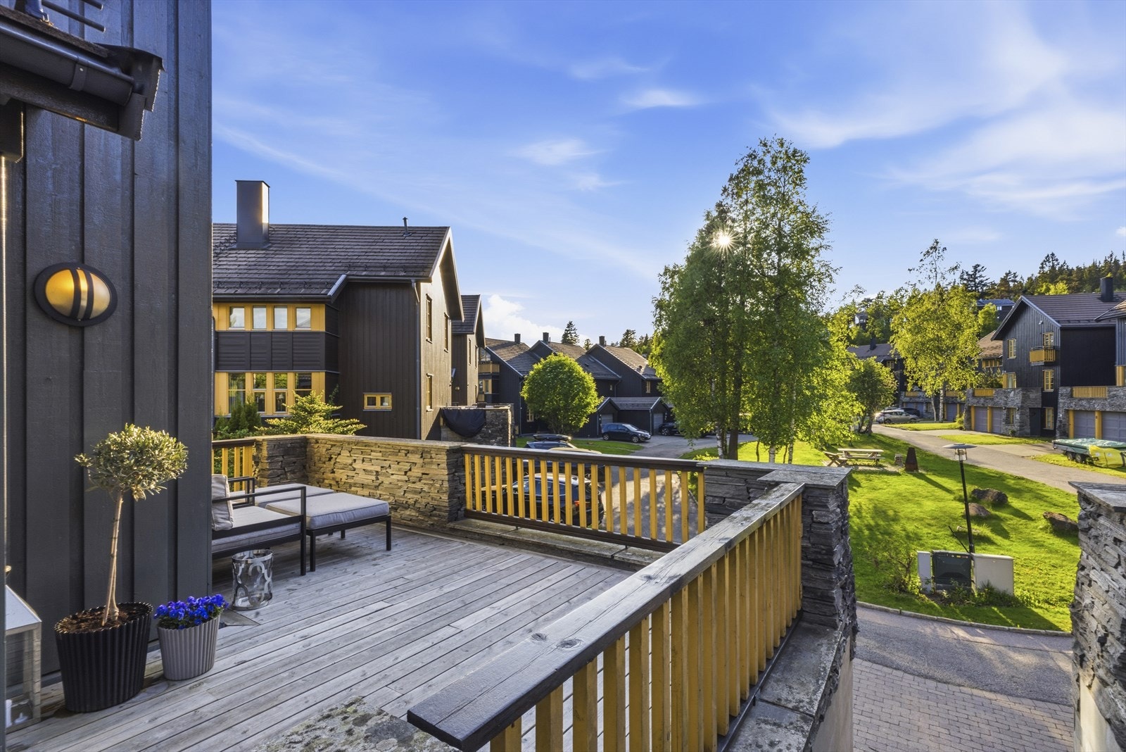 Terrassen ved inngangspartiet er delvis murt opp med naturstein. Galleribilde