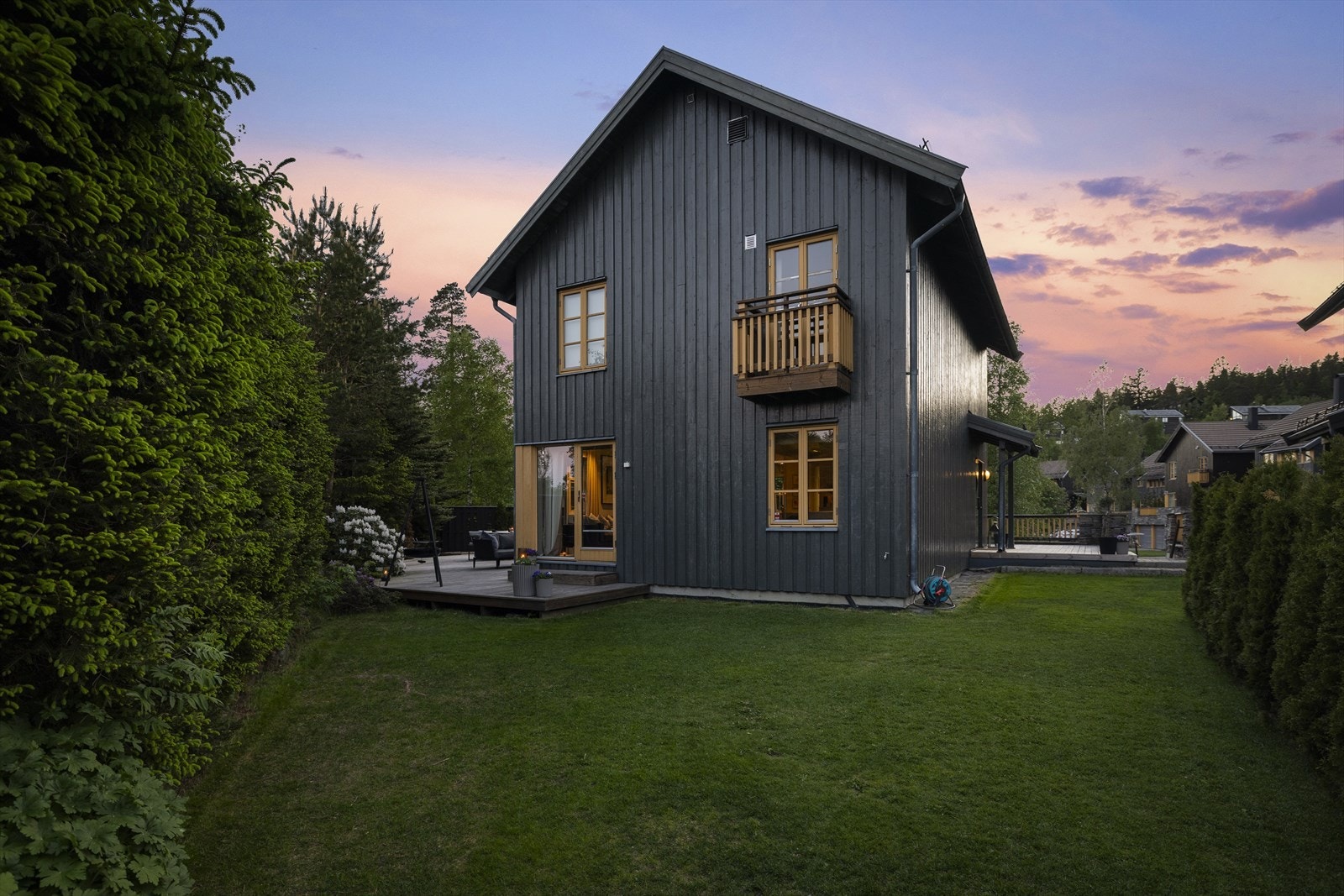 Kveldsstemning i hagen. Galleribilde