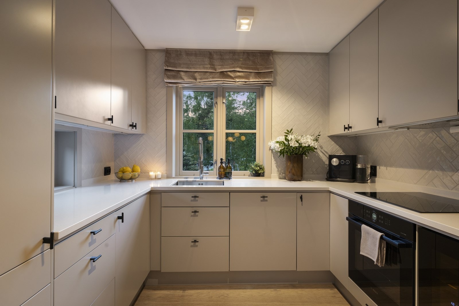 Kjøkkenet har en tidløs og funksjonell design. Galleribilde
