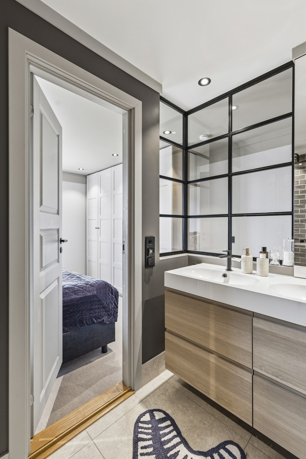 Glasshjørnet som skiller soverommet fra badet og gir en åpen og luftig følelse, uten at baderommet har direkte innsyn fra sengen. Galleribilde