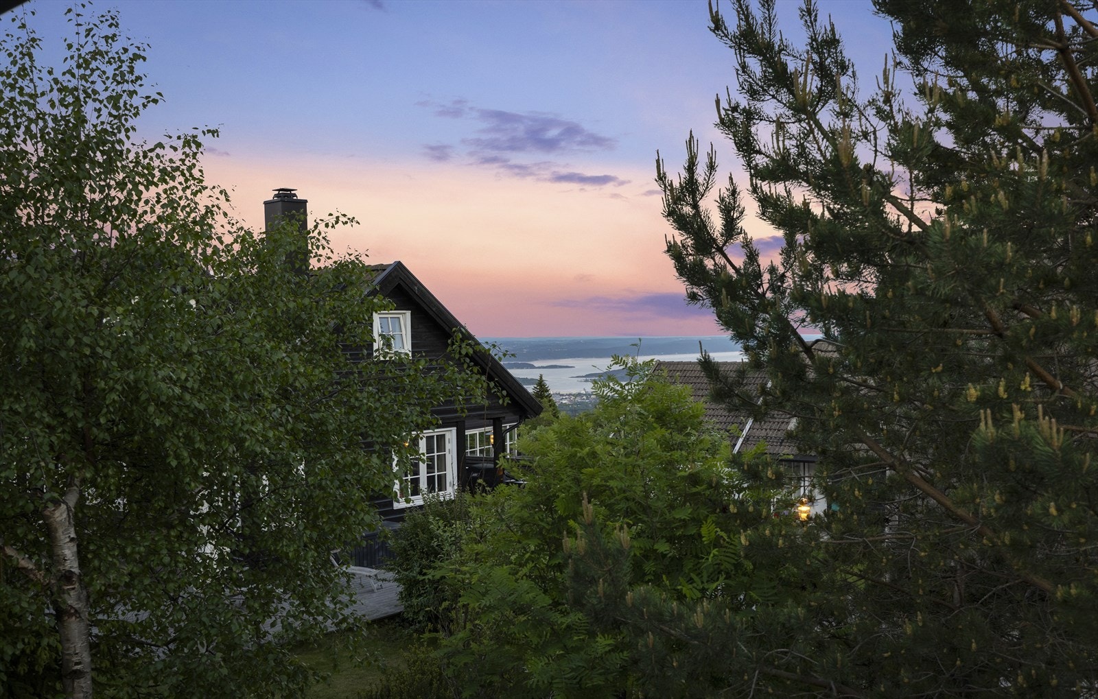 Kveldsutsikt mot fjorden. Galleribilde