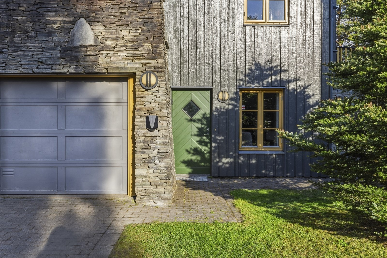 Egen inngang til hybelen. Selger leier ut i dag for kr. 11.500,-/mnd. Galleribilde