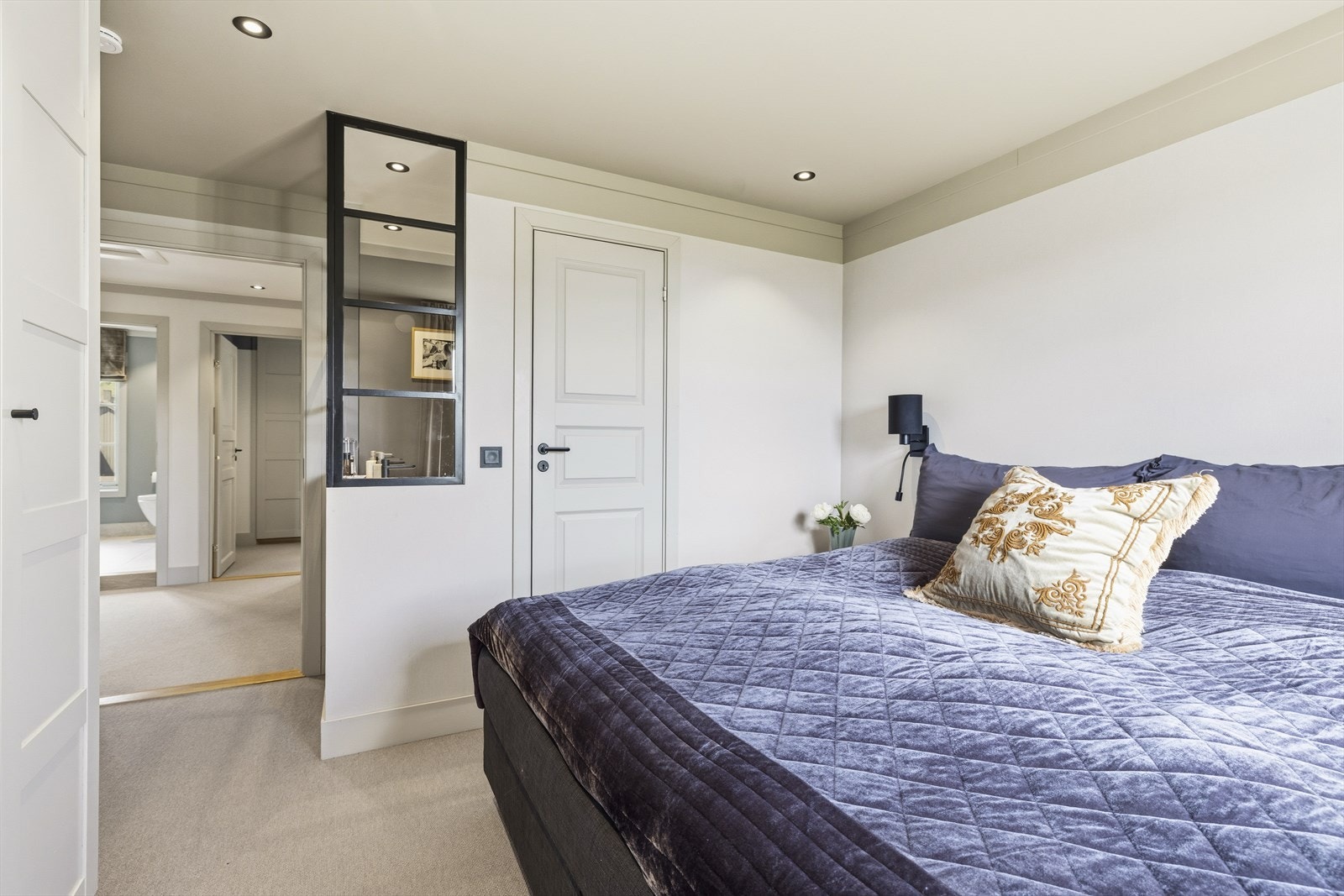 Fra hovedsoverommet er det direkte adkomst til et romslig bad en-suite. Galleribilde