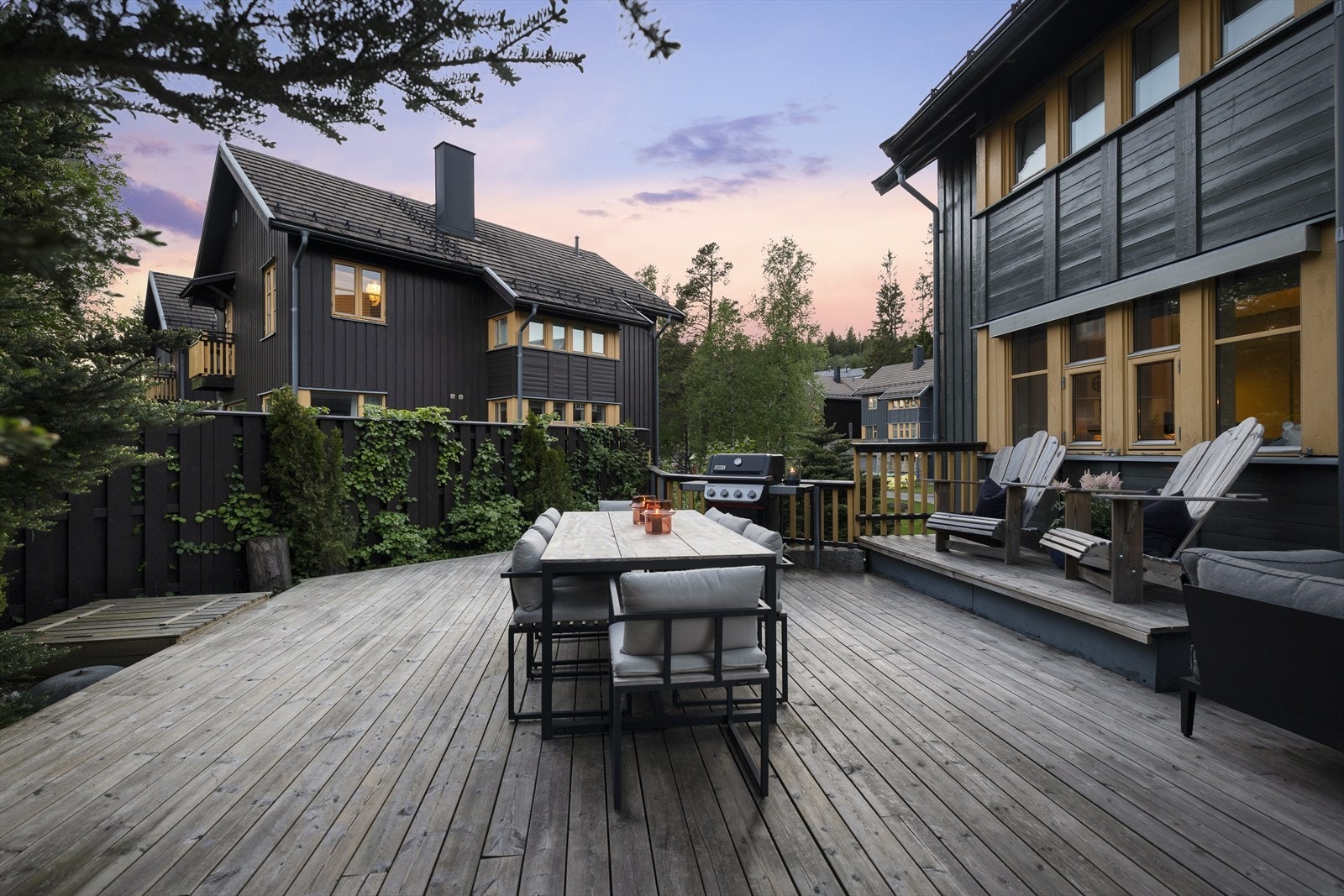 Stemningsfull og lun atmosfære på uteplassen. Galleribilde