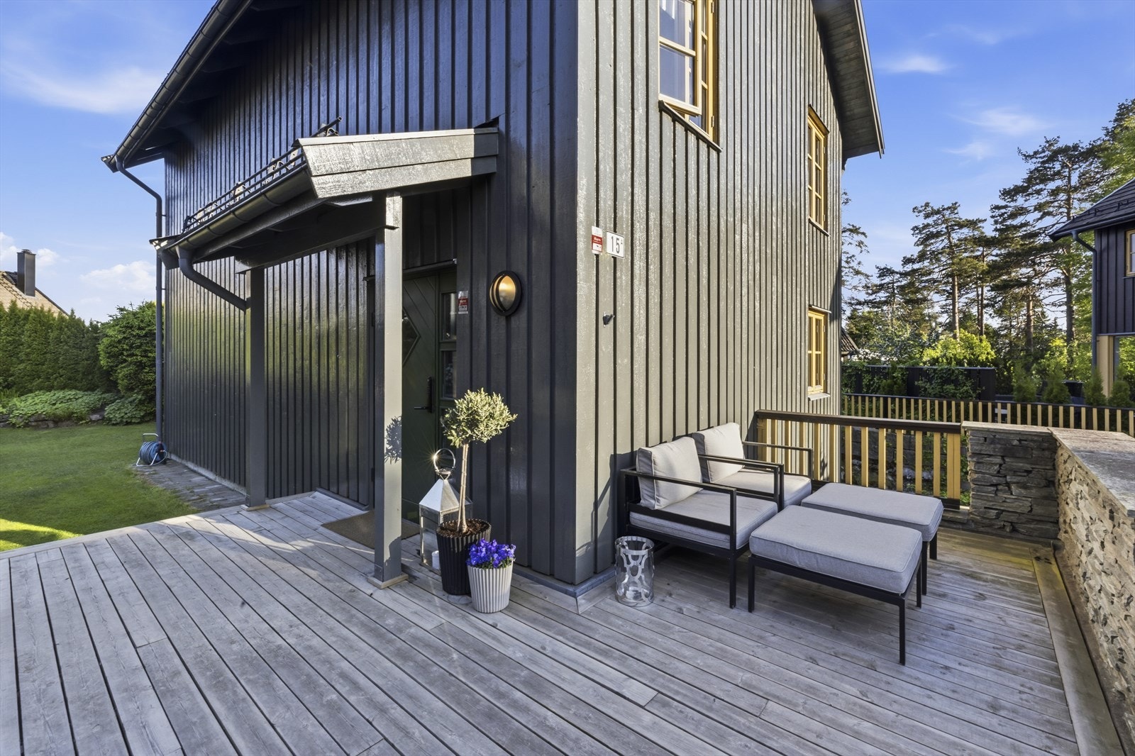 Inngangsparti med terrasse. Galleribilde
