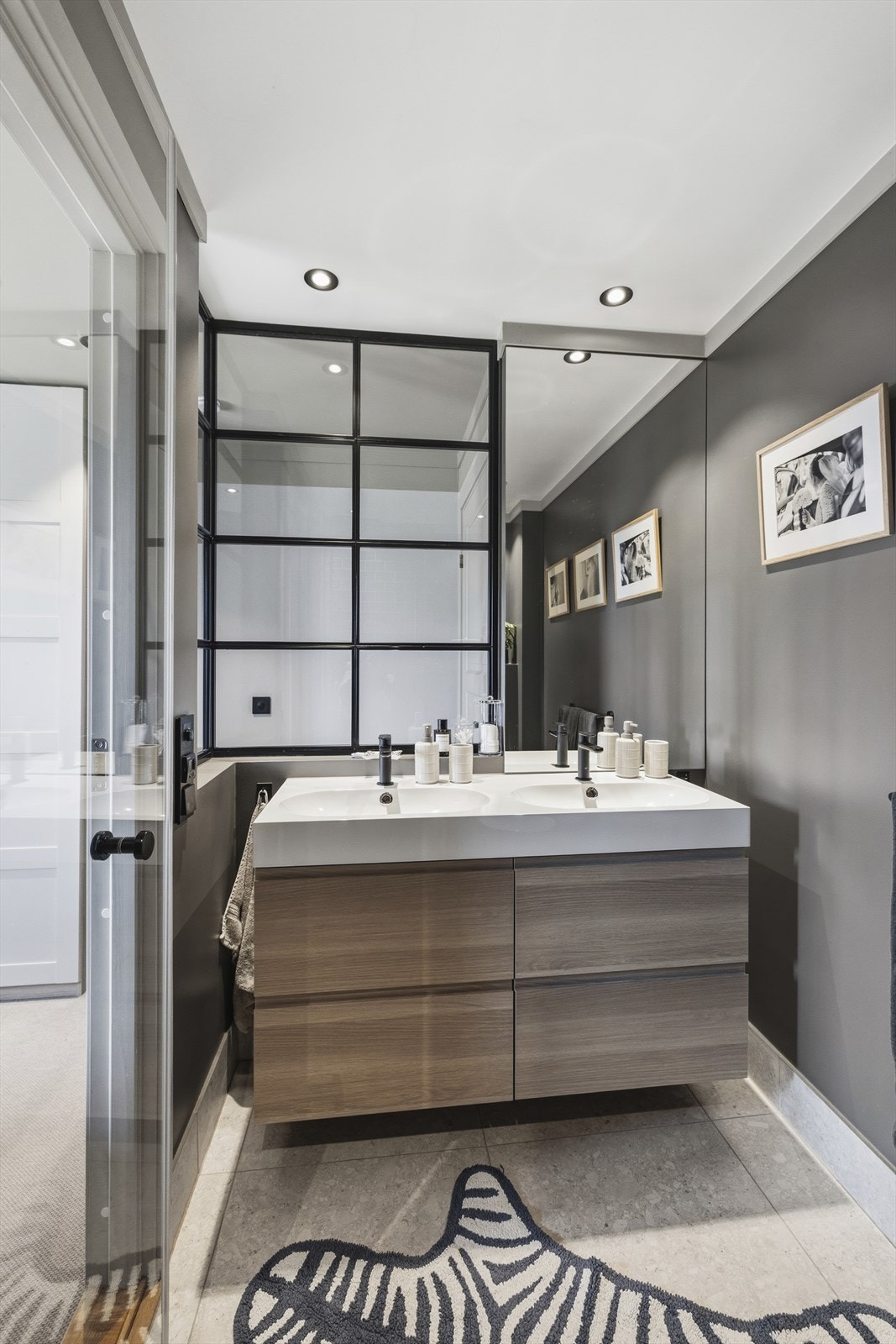 Badet en-suite har dobbel servant og moderne innredning. Badet ble pusset opp i 2020. Galleribilde