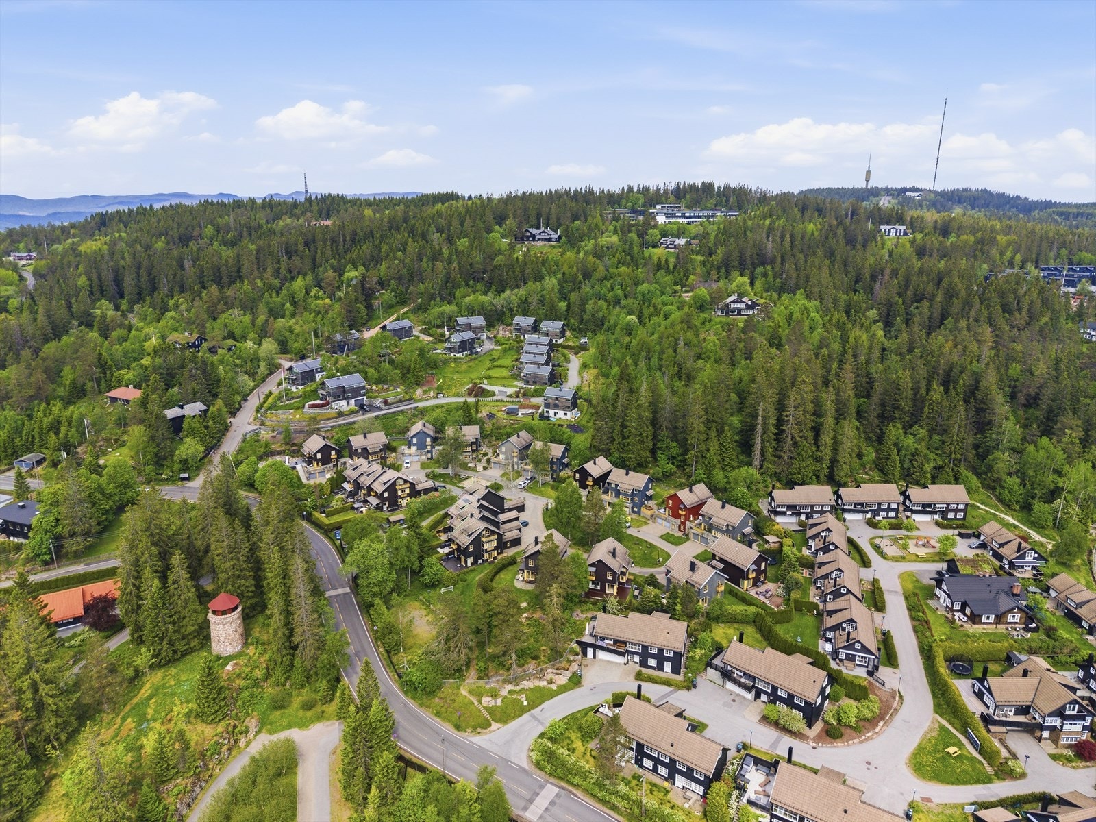 Eiendommen ligger i et fredelig og barnevennlig boligområde på Voksenkollen, tett opp mot Nordmarka. Galleribilde