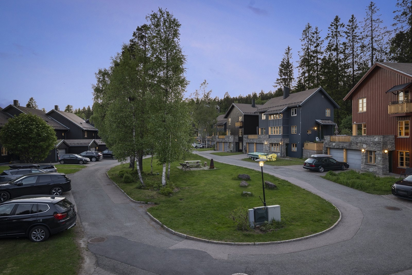Kveldsstemning på tunet. Galleribilde