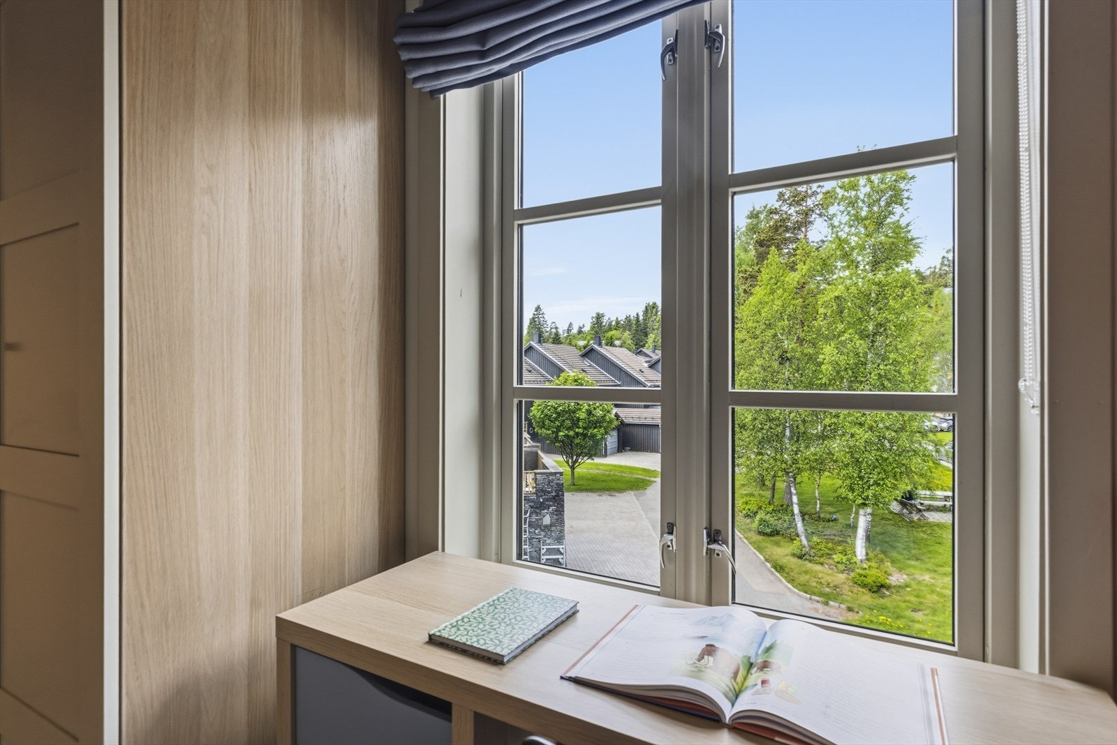 Fra skrivepulten er det utsyn mot grøntområdene utenfor. Galleribilde