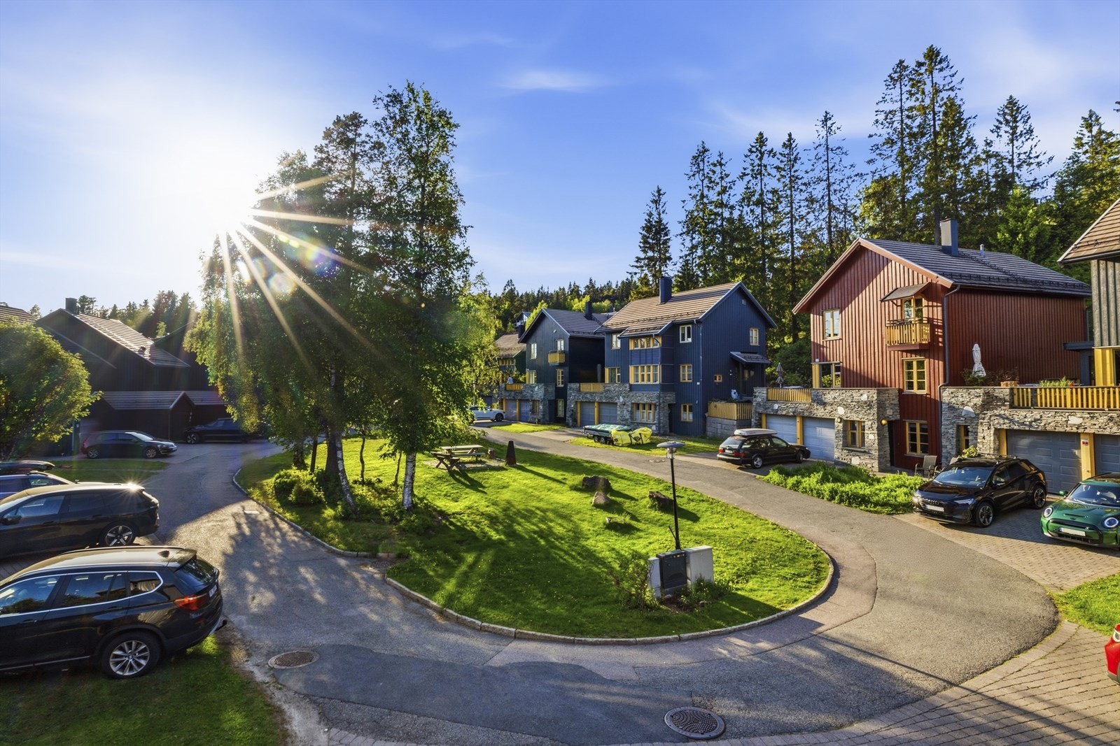 Fellesområdene er pent opparbeidet med internveier, gressplener, beplantning, sitteplasser og lekeapparater. Galleribilde