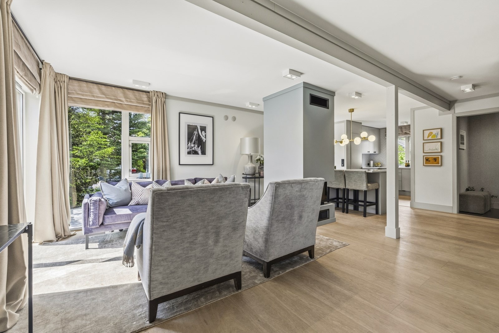 Fra stuen er det en åpen og sosial forbindelse til kjøkkenet, med god plass til flere sittegrupper. Den rentbrennende peisen ble satt inn ny i 2020. Galleribilde