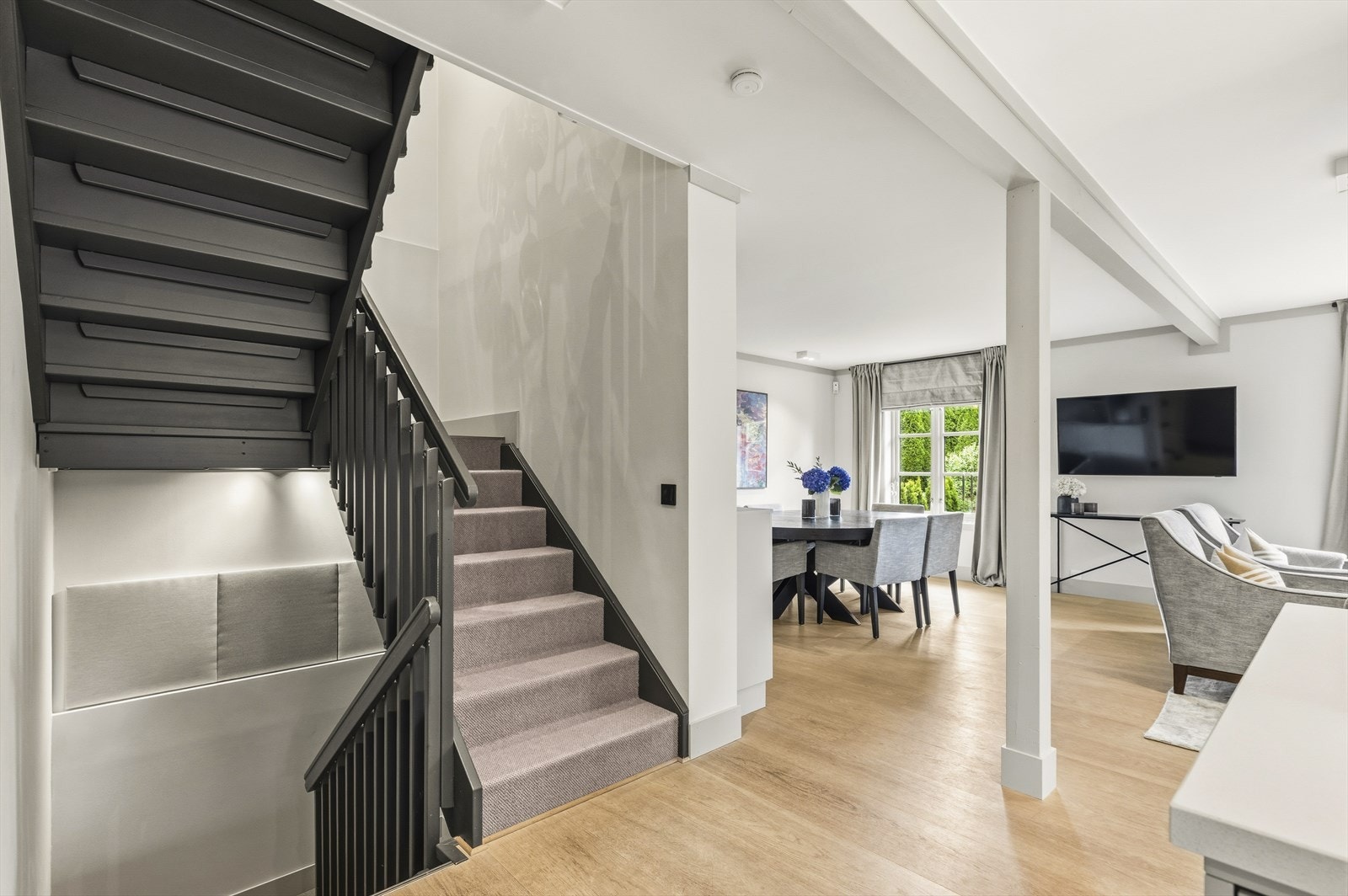 Trapp med teppebelagte trinn for god demping av trinnlyd. Galleribilde