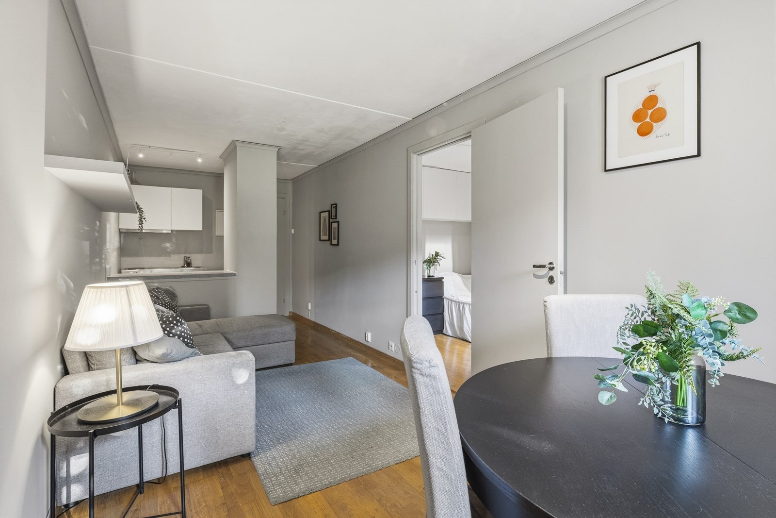 Fra stuen er det åpen tilgang til en praktisk kjøkkenkrok. Galleribilde