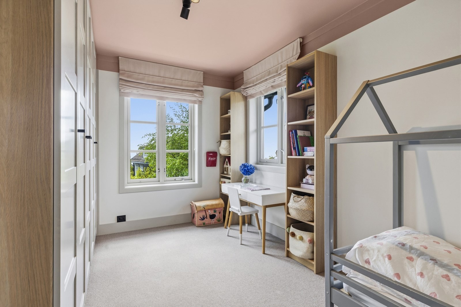 Rommet er innredet som barnerom med god plass til lek og oppbevaring. Galleribilde