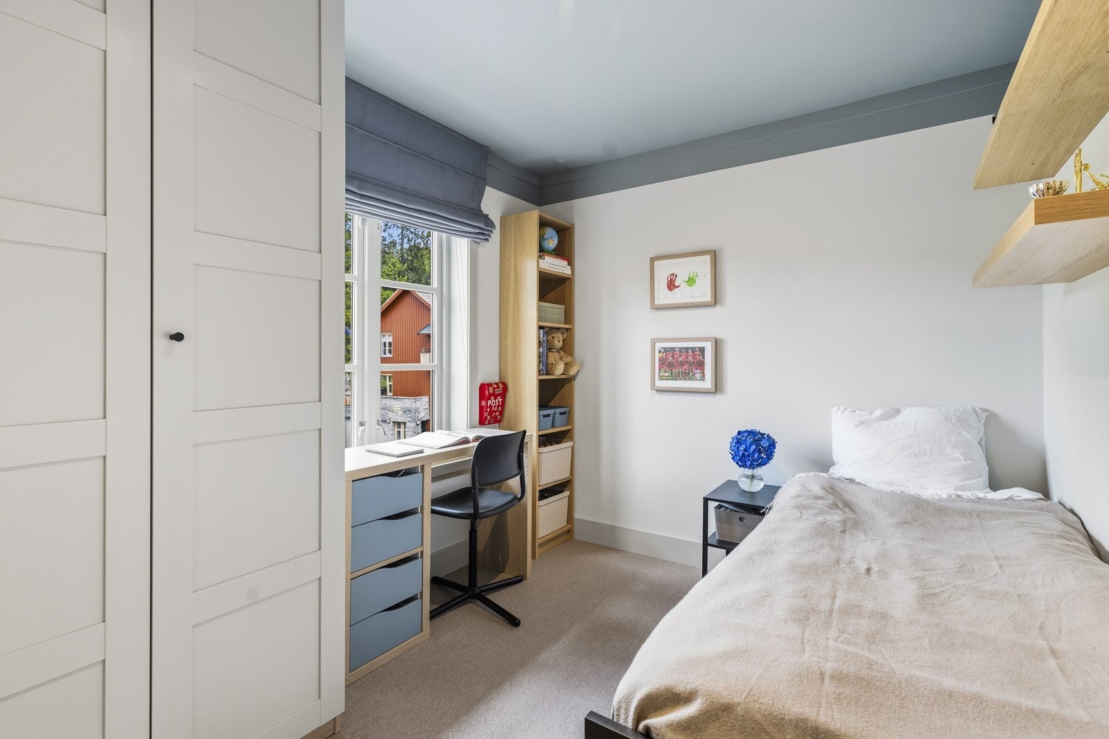 Soverom 3 med plass til seng, skrivepult og garderobe. Galleribilde