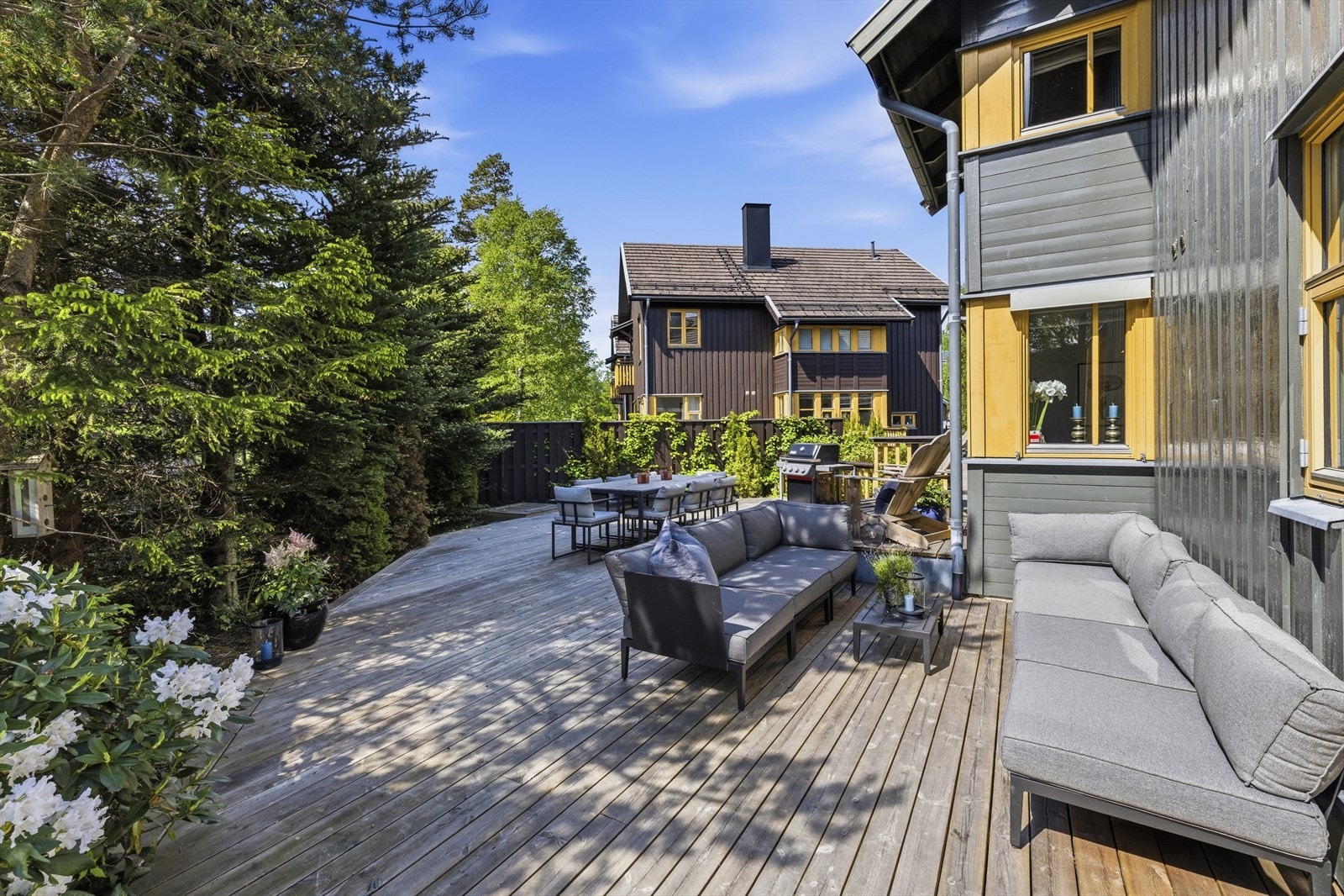 Terrasseplattingen på sydsiden av huset er på hele 66 kvm. Galleribilde
