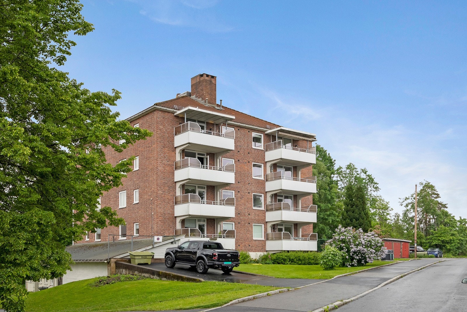 Fasade, vår bolig ligger på den andre siden Galleribilde