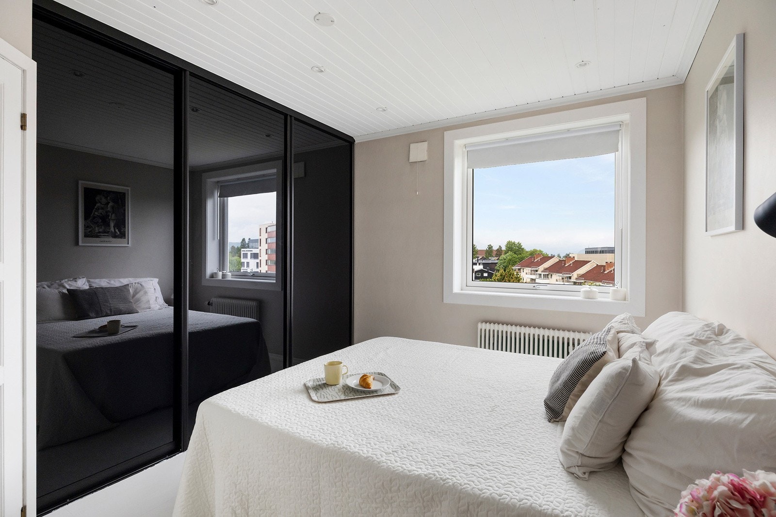 Stort soverom med skyvegarderober Galleribilde