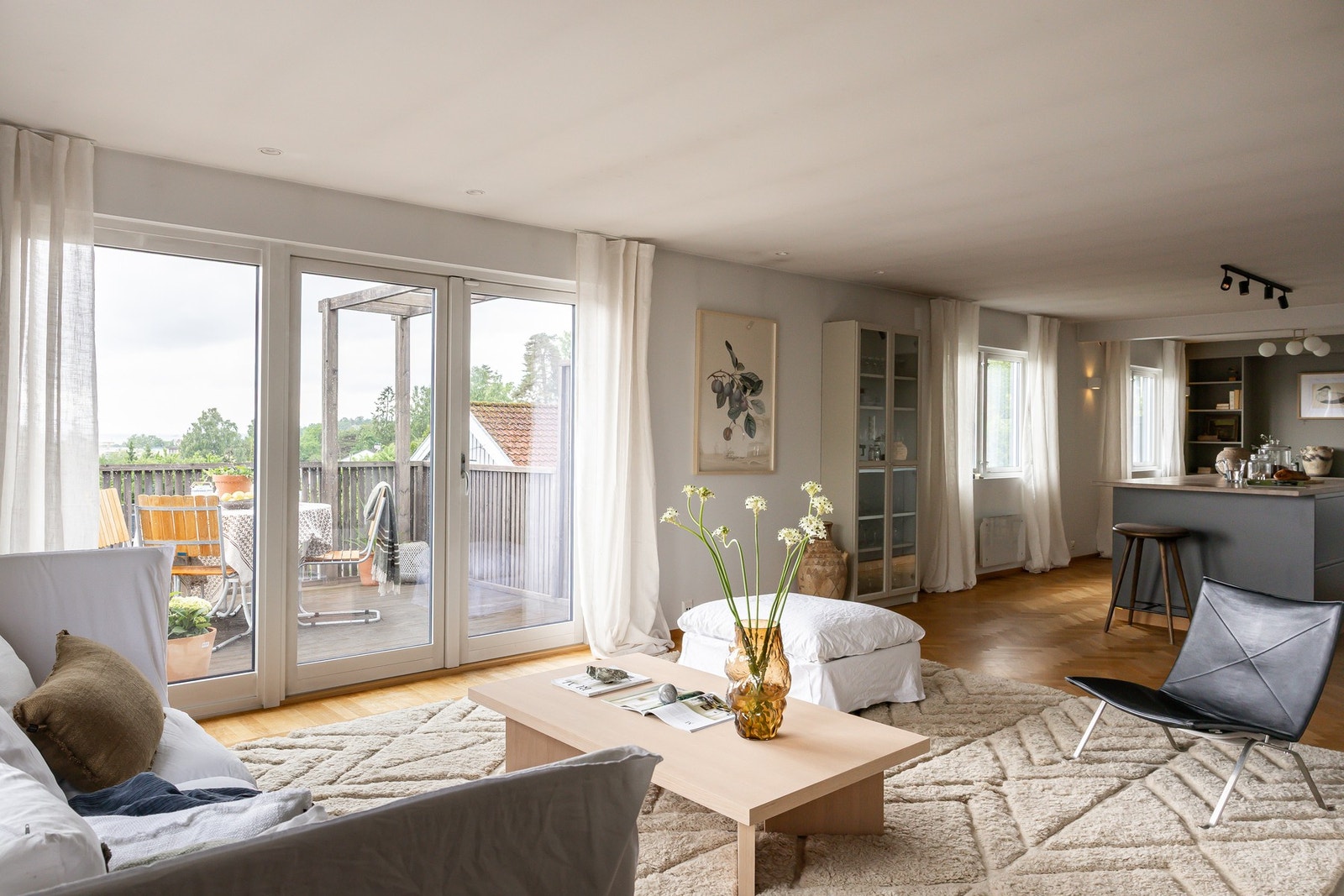 Rommet har god plass til flere møbleringssoner og oppleves luftig takket være store vindusflater og terrassedører som slipper inn rikelig med dagslys Galleribilde