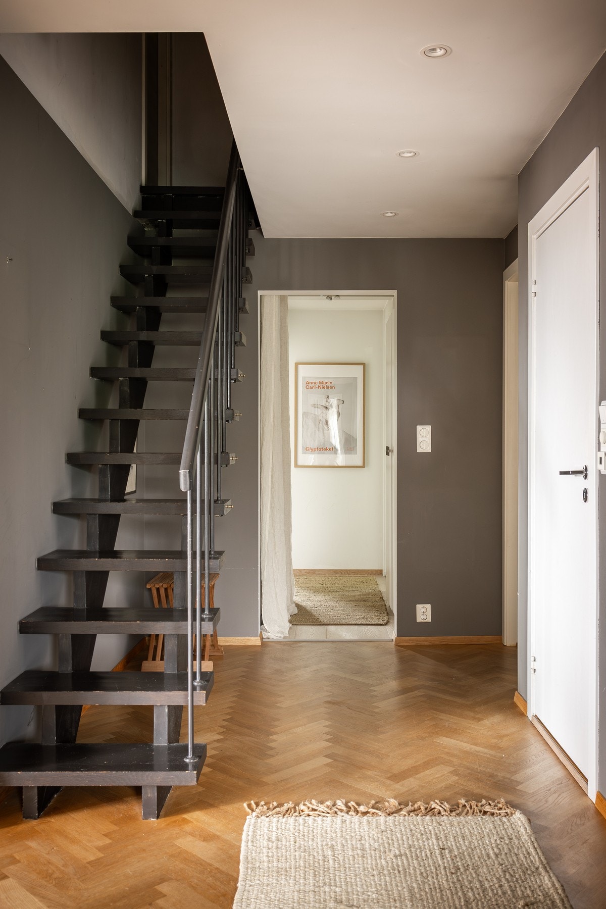 Innbydende entré/gang med et stilrent og moderne uttrykk som gir et godt førsteinntrykk av boligen. Galleribilde