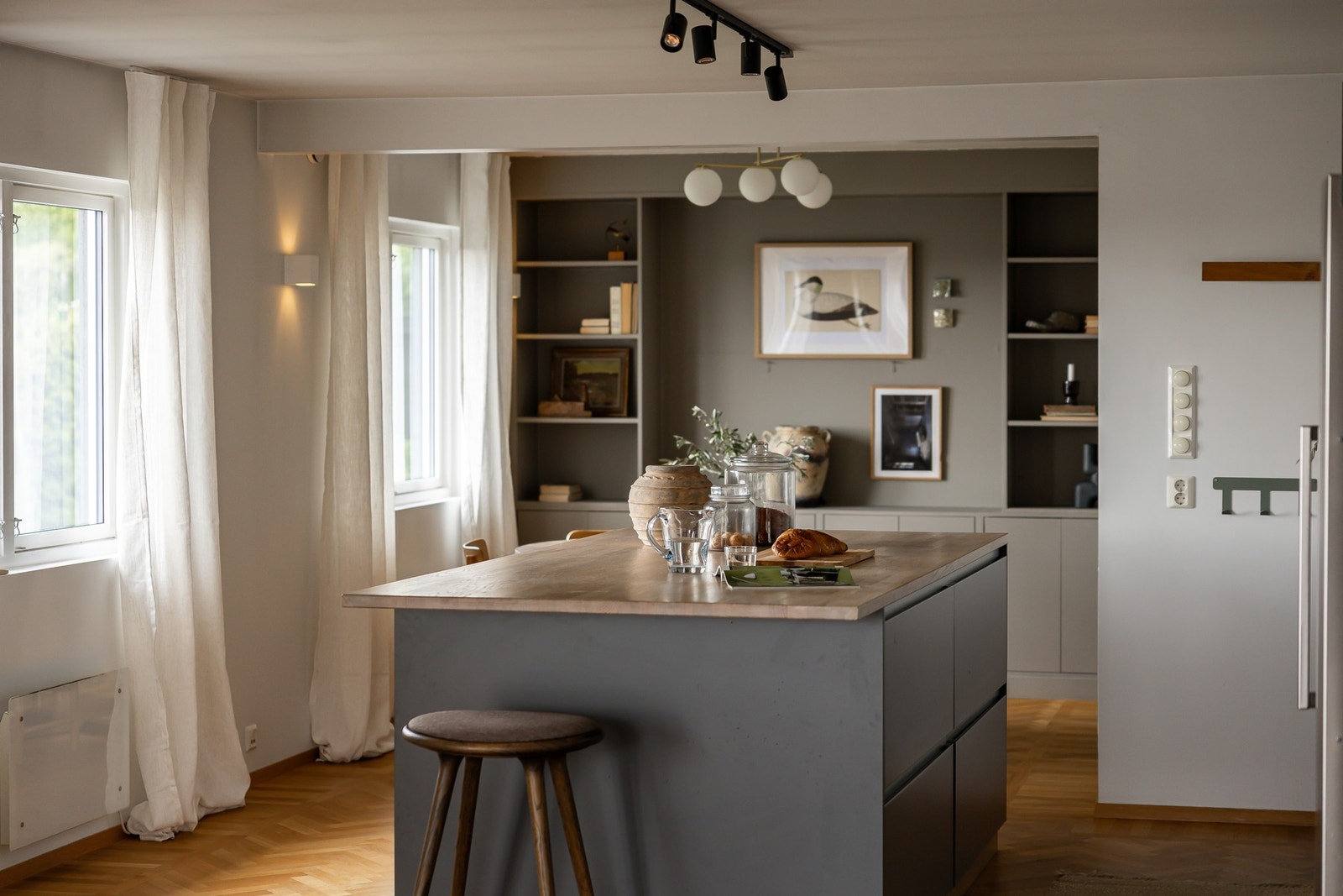 Den store kjøkkenøya binder oppholdsrommene sammen på en svært god måte og gir både ekstra arbeidsflate, oppbevaringsplass og en hyggelig plass for måltider. Galleribilde