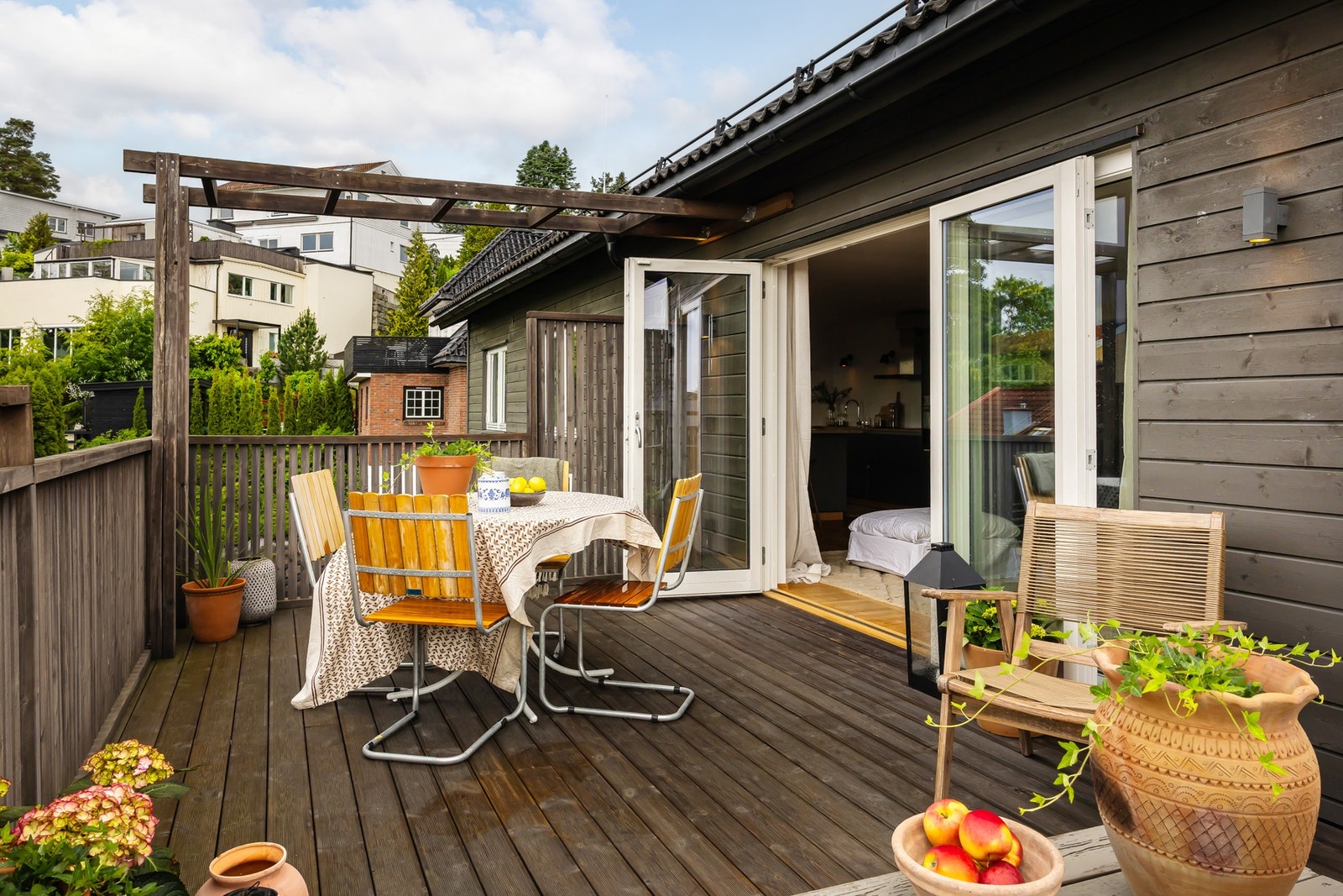 Altanen fremstår som en naturlig forlengelse av oppholdsrommene og byr på rikelig med plass til både spisegruppe, loungeområde, grill og sosiale sammenkomster. Galleribilde
