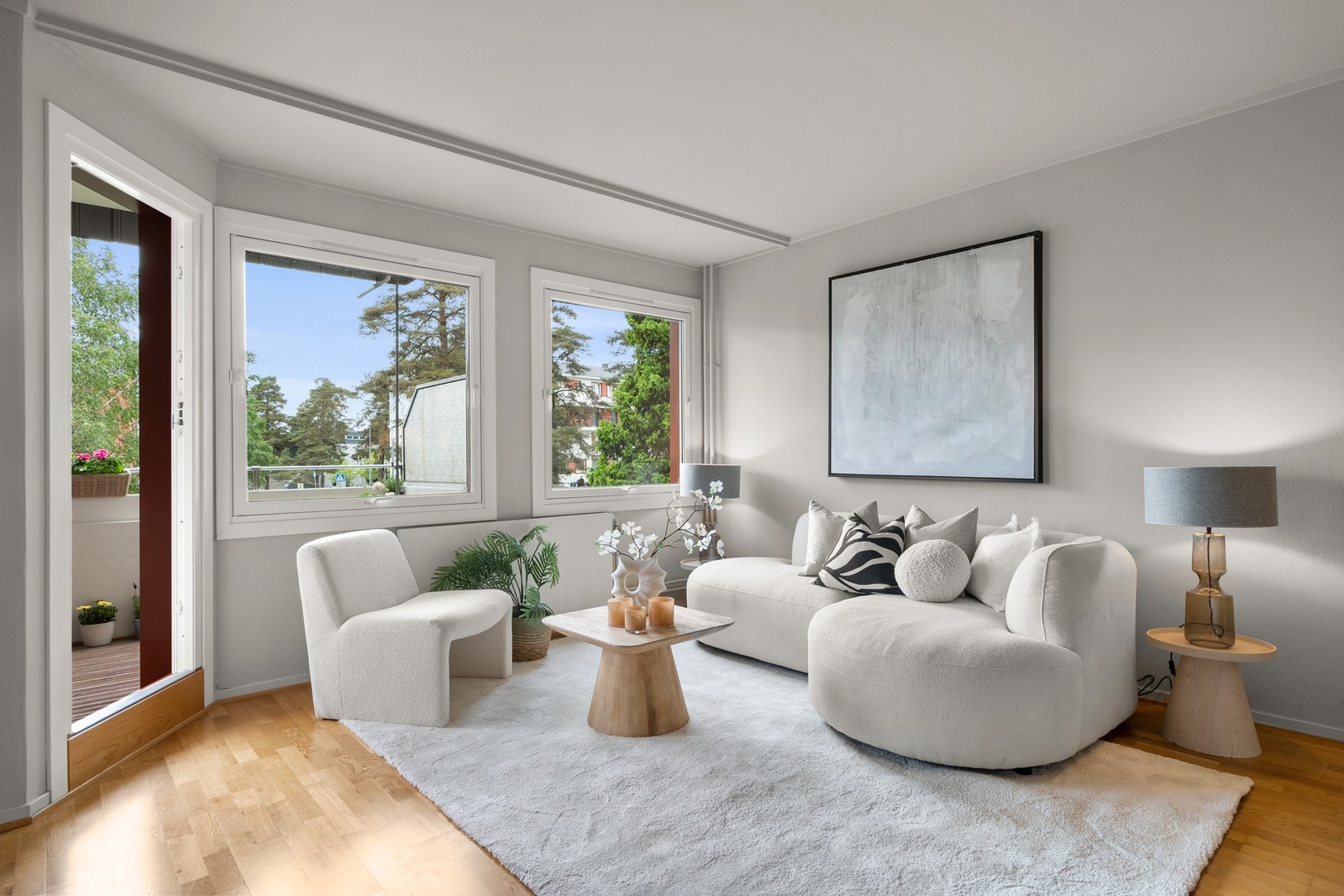 God plass for stor sofagruppe og det er mye lysinnslipp fra vindusflater Galleribilde
