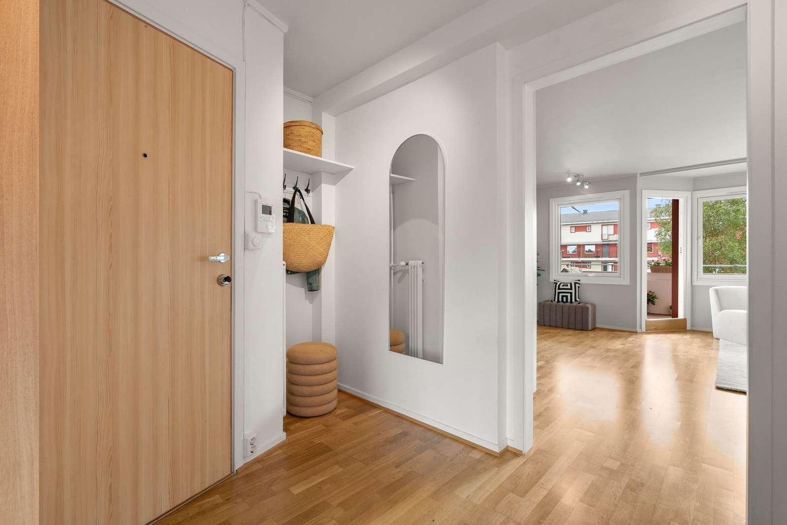 Entréen er åpen og romslig med oppbevaring via oppheng. Galleribilde
