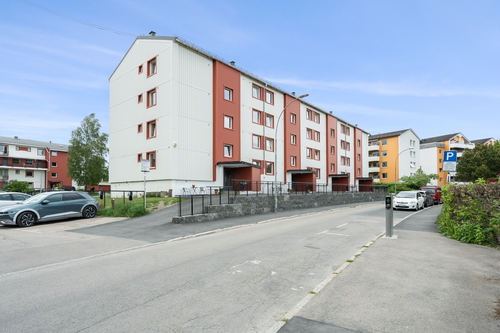 Vetlandsveien borettslag har ca. 200 parkeringsplasser og det er gratis gateparkering i området. Galleribilde