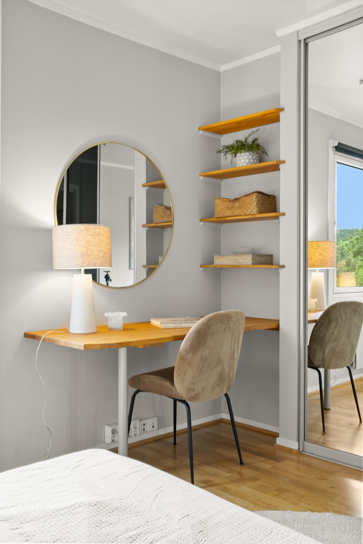 Soverommet har god plass til skrivepult. Galleribilde