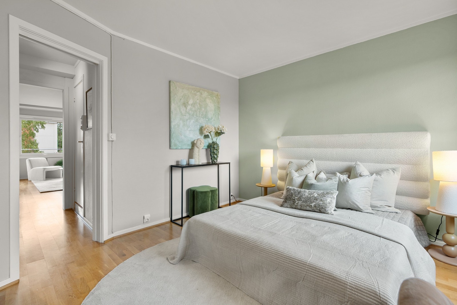 Soverommet har skyvedører og ligger i tilknytning til entréen og med kort avstand til baderommet. Galleribilde