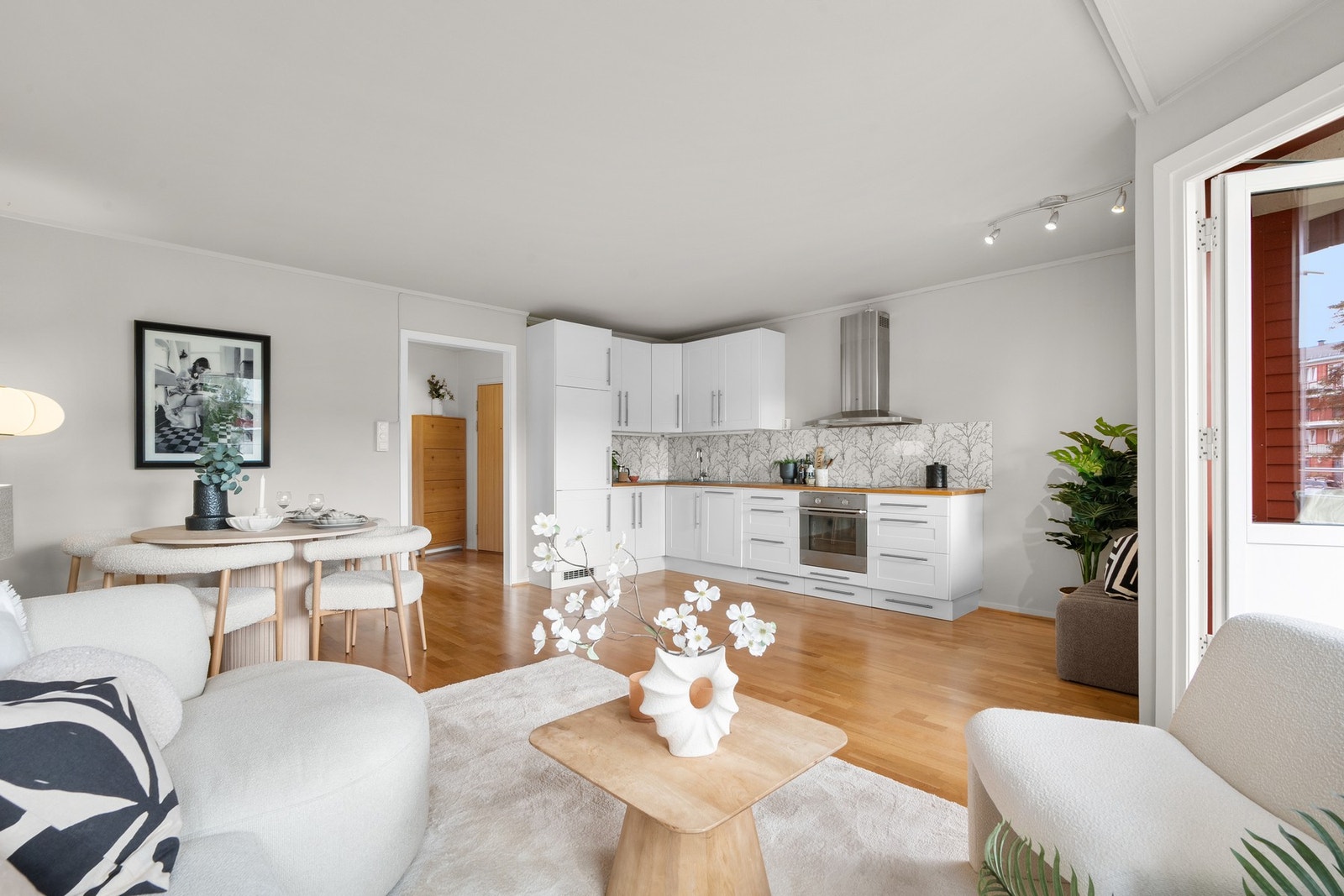Det er en sosial planløsning som også har gode muligheter for langbord ved behov. Galleribilde