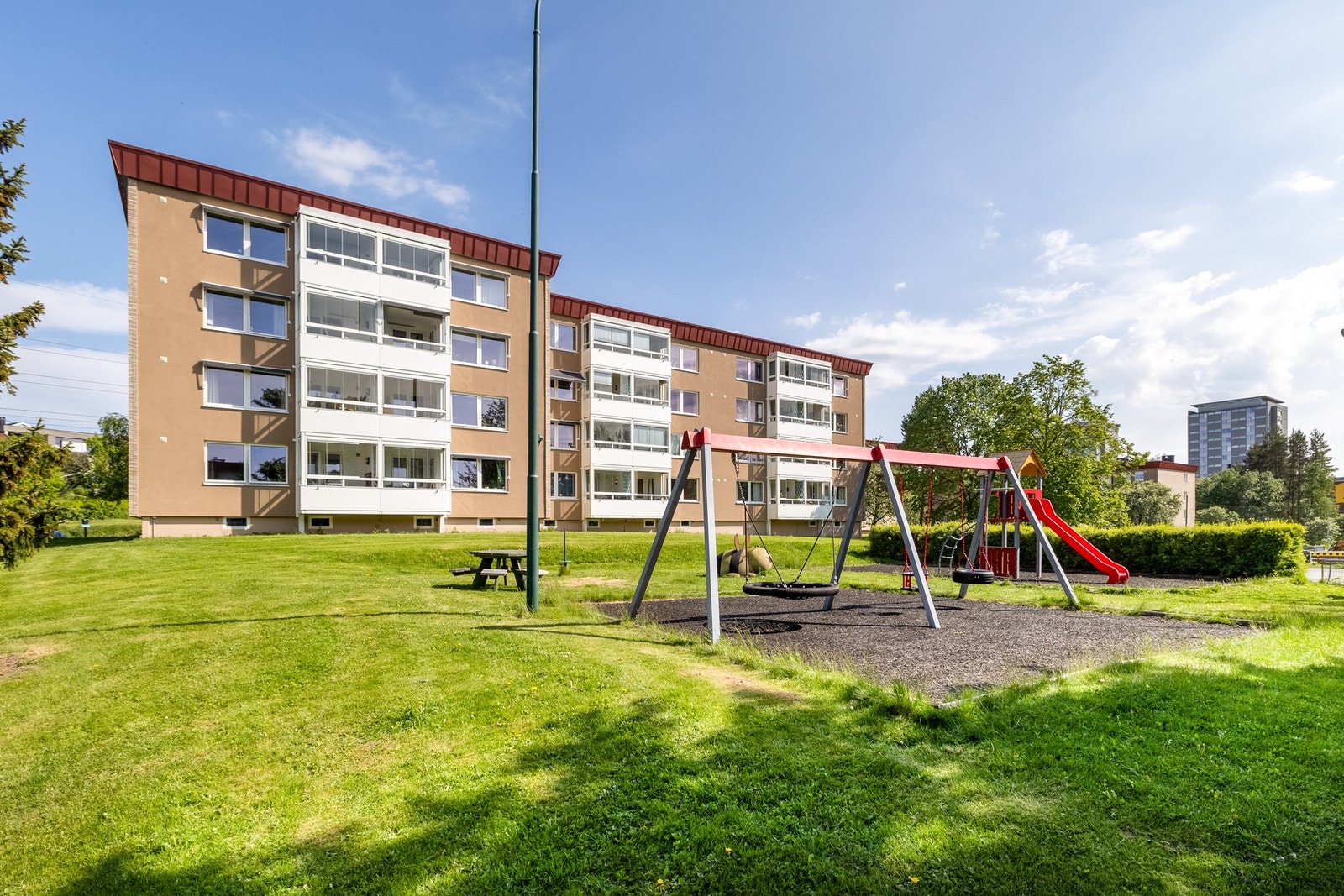 Borettslaget har flotte fellesområder med lekeplasser og sittegrupper Galleribilde