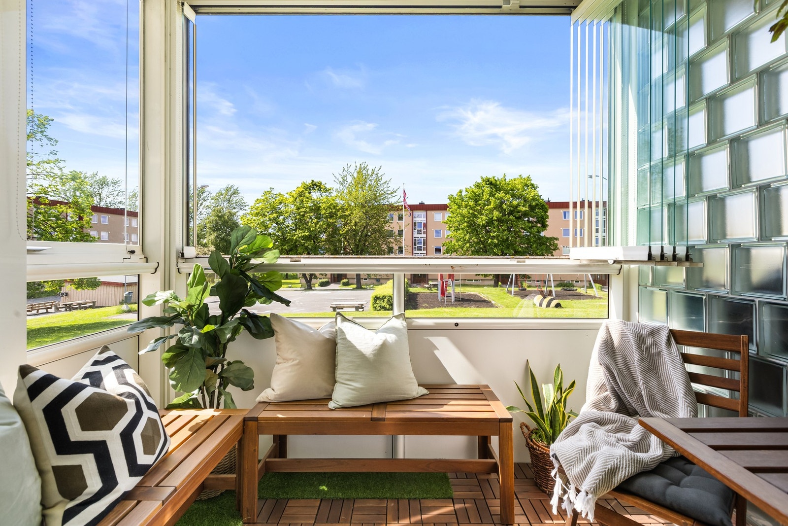 Solrik vestvendt innglasset balkong Galleribilde
