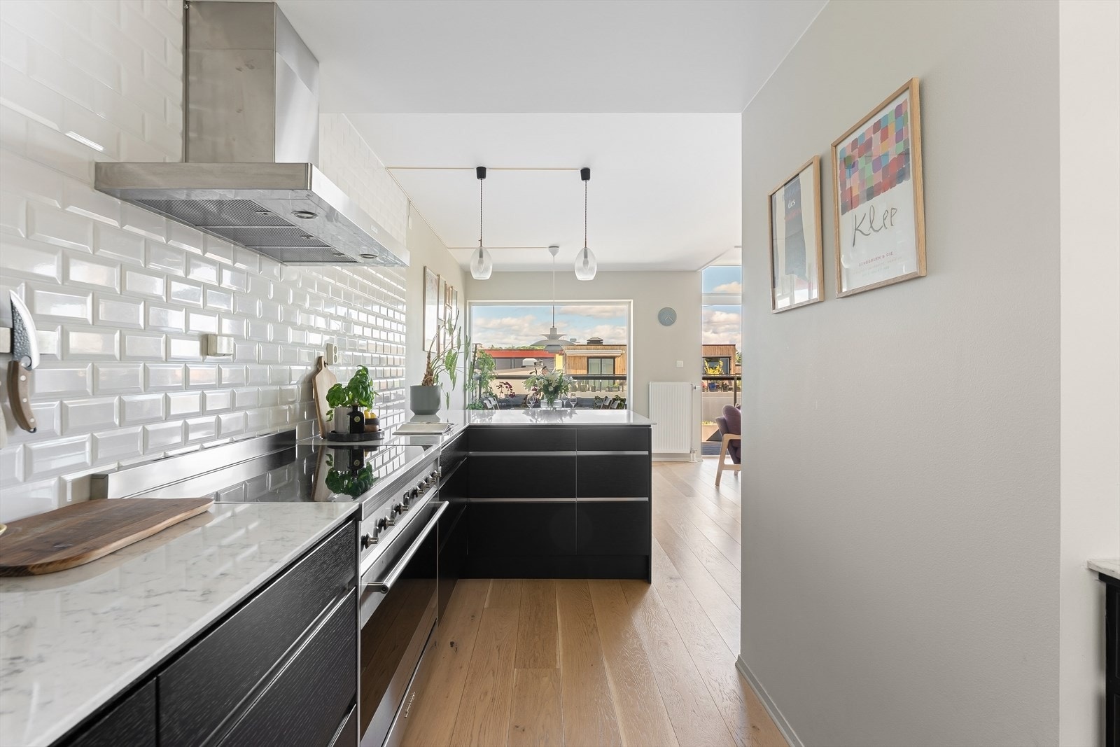 Delikat kjøkken med innredning fra Drømmekjøkkenet, montert i 2014, med glatte fronter og et stilrent, tidløst uttrykk som gir et moderne og helhetlig preg. Galleribilde