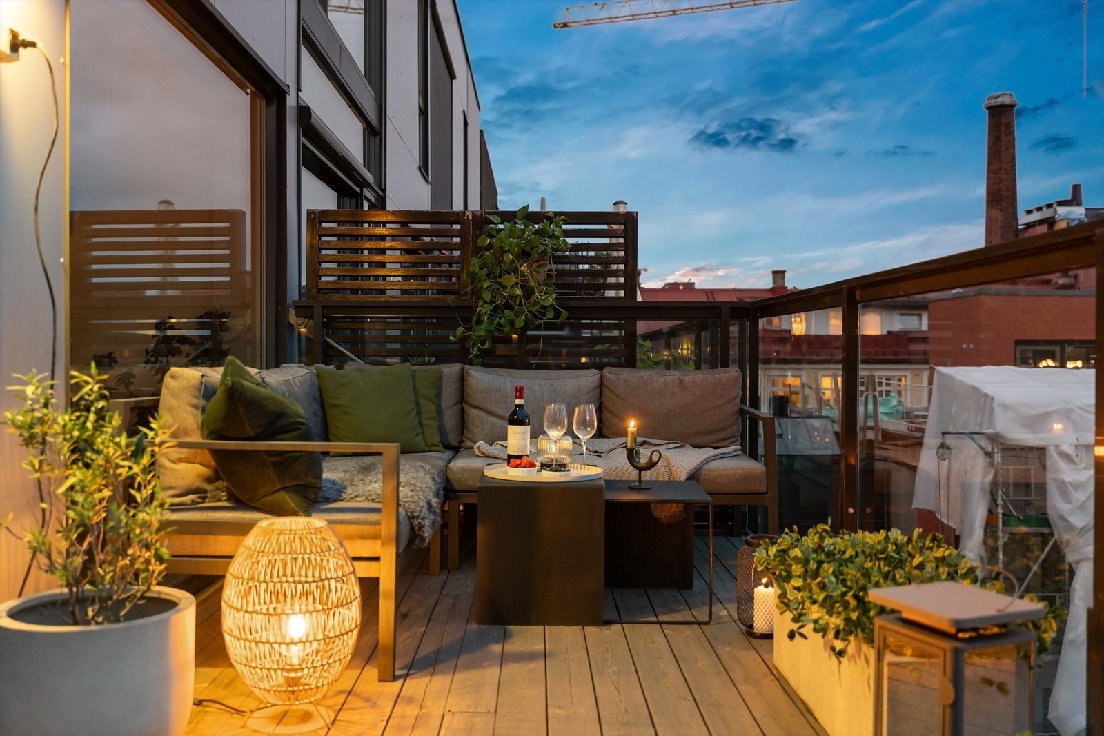 Balkong på ca. 13 kvm med gode solforhold og plass til både spisegruppe, loungemøbler og grill. Galleribilde