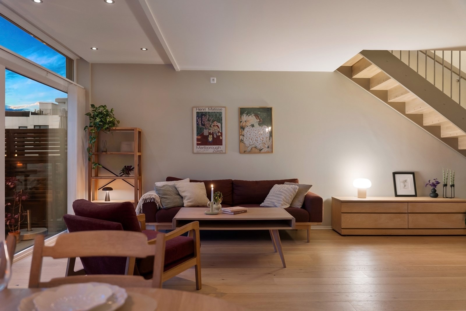 Åpen og innbydende stue med god plass til gjester og sosiale sammenkomster. Galleribilde