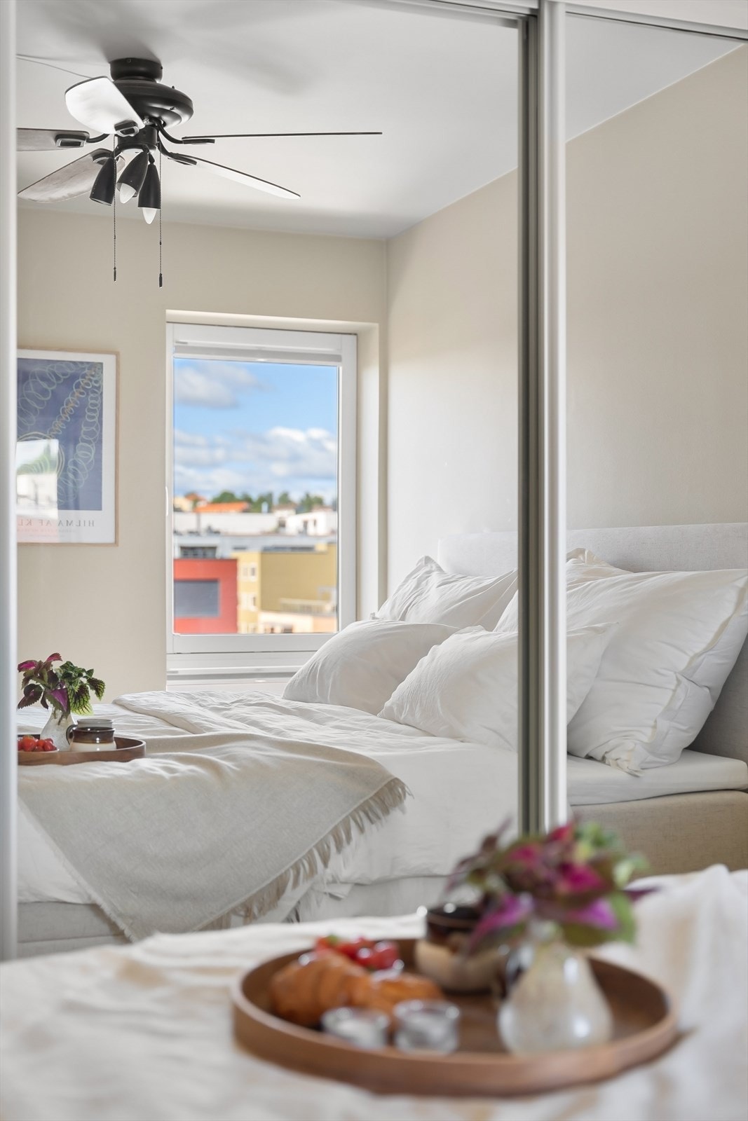 Moderne hovedsoverom med skyvedørsgarderobe og pene speilfronter. Galleribilde