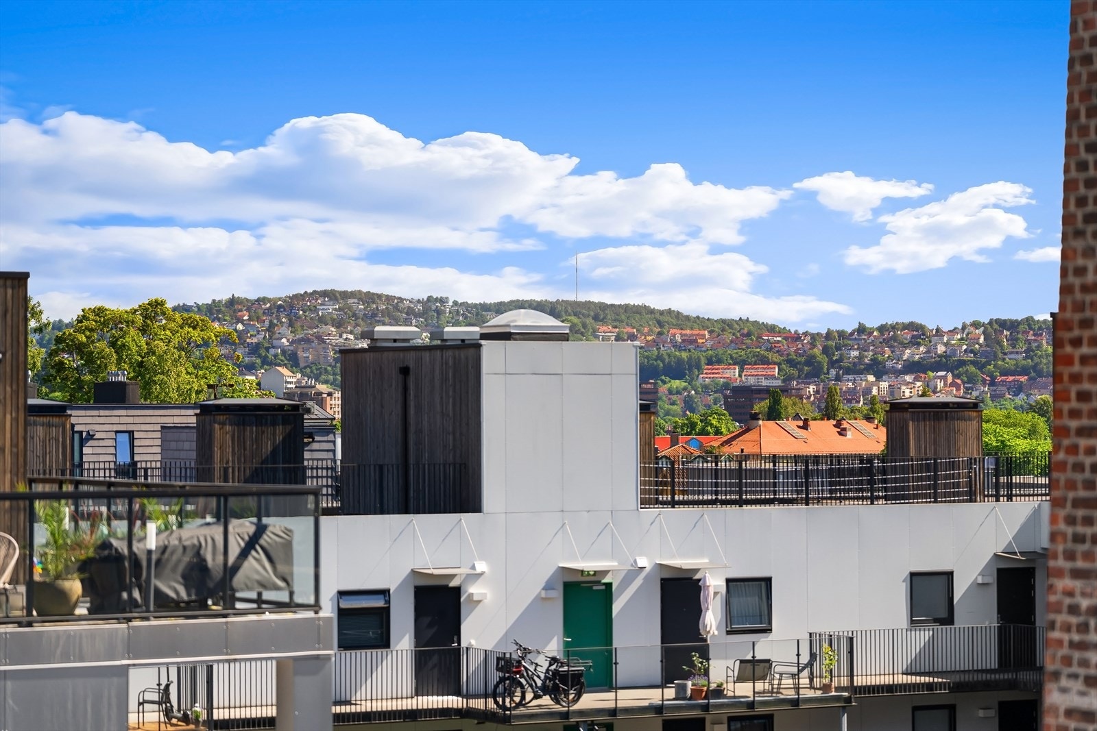 Utsikt over byens tak gir en behagelig og urban ramme. Galleribilde