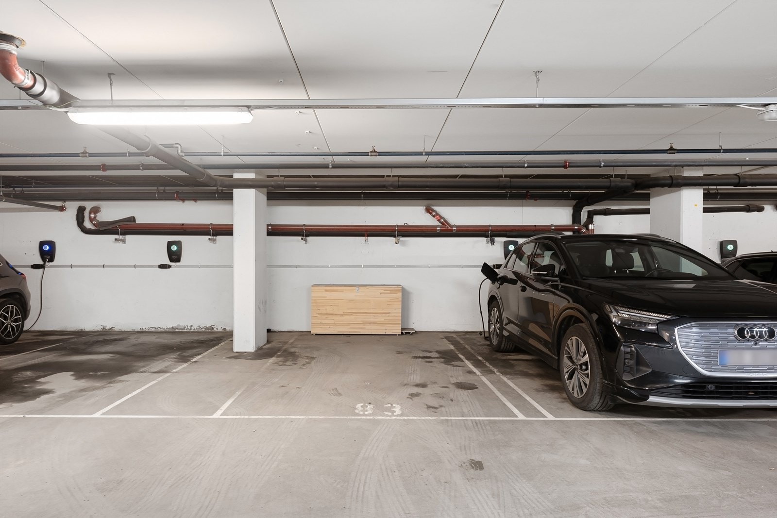Leiligheten disponerer garasjeplass med mulighet for elbillader i felles, lukket anlegg, med heis direkte til leilighetsplan. Galleribilde