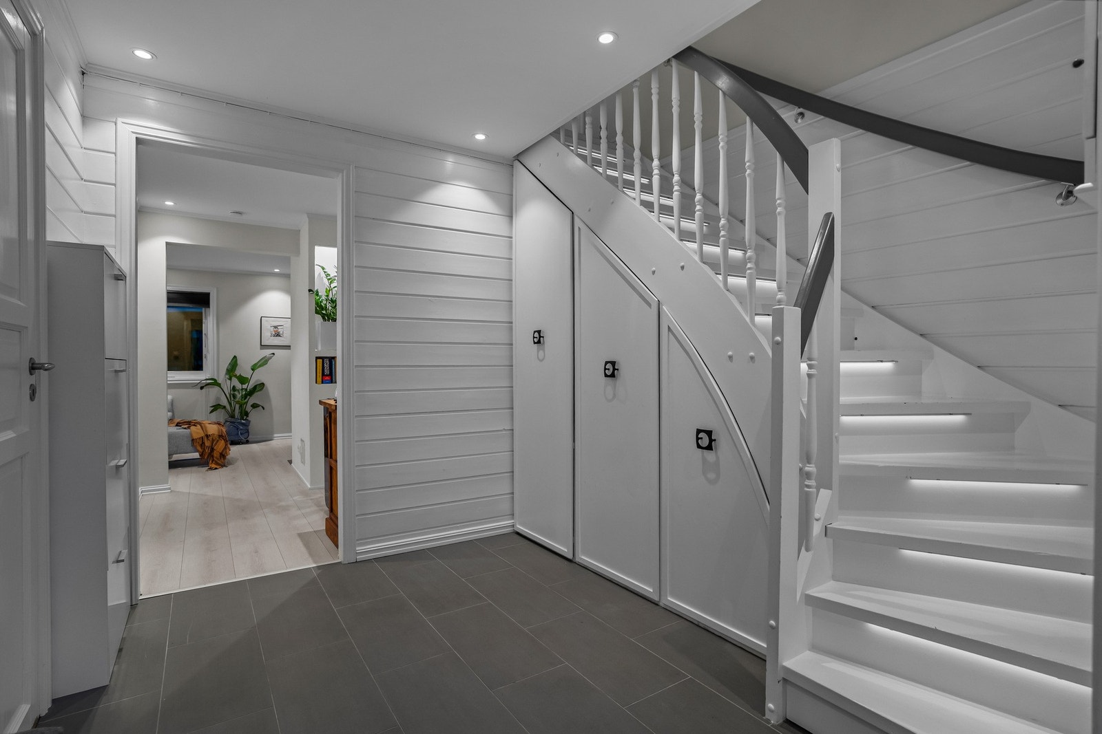 Romslig inngangsparti med trapp til øvrige etasjer. Varmekabler i gulvet bidrar til god komfort året rundt. Galleribilde