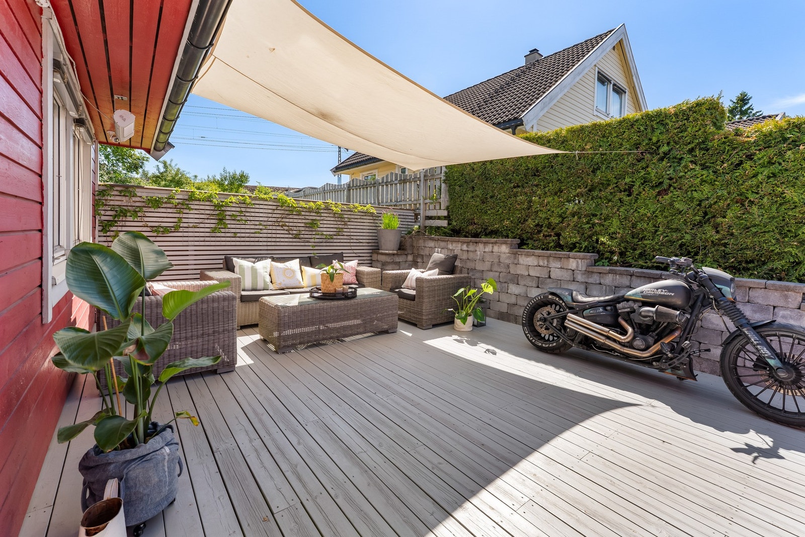 Stor terrasse med flere soner for avslapning og sosiale sammenkomster. Her er det god plass til både loungegruppe, spiseplass og solsenger. Galleribilde