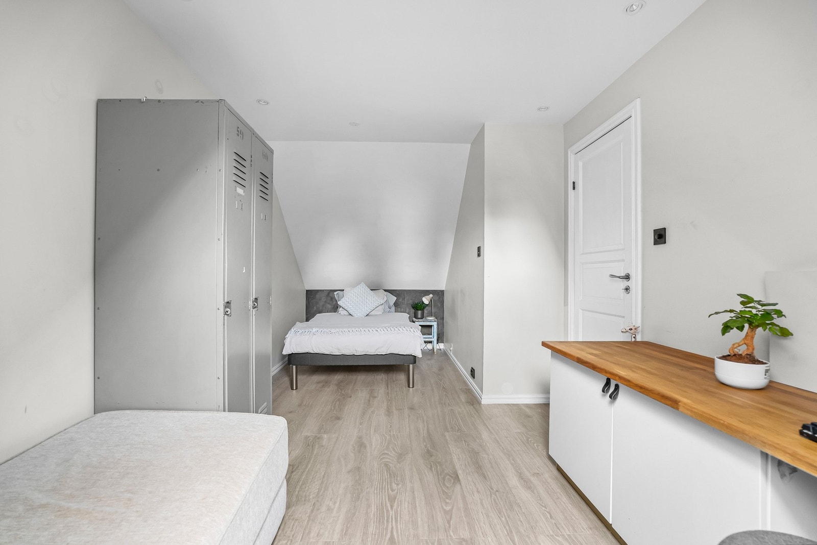 Soverom med god størrelse og fleksibel planløsning. Rommet har plass til både seng, oppbevaring og en mindre arbeidsplass. Galleribilde