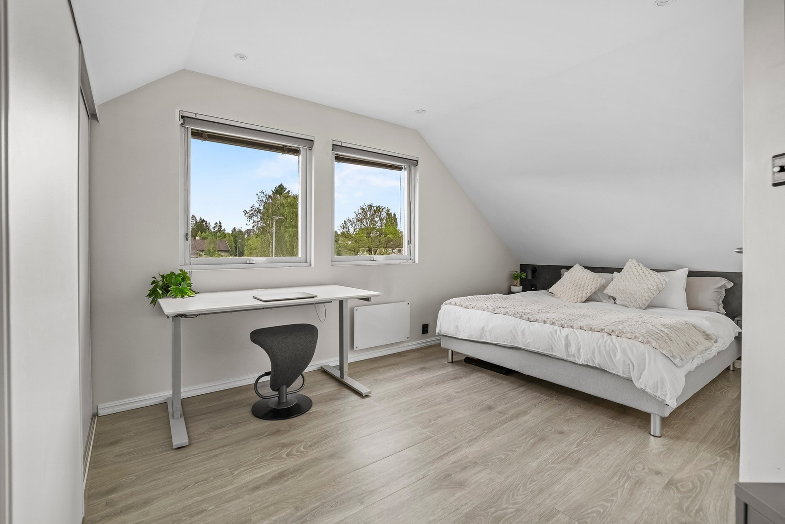 Romslig hovedsoverom med plass til dobbeltseng og tilhørende møblement. Store vindusflater slipper inn godt med dagslys og gir utsyn mot nærområdet. Galleribilde