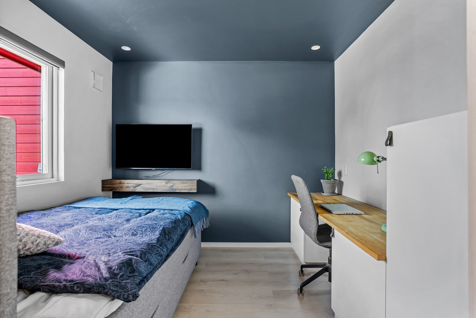 Soverommet har en dempet fargepalett med mørk blå fondvegg og lyse veggflater for øvrig. Rommet er innredet med plassbygd skrivebord med benkeplate i tre og har plass til både seng og hjemmekontor. Galleribilde