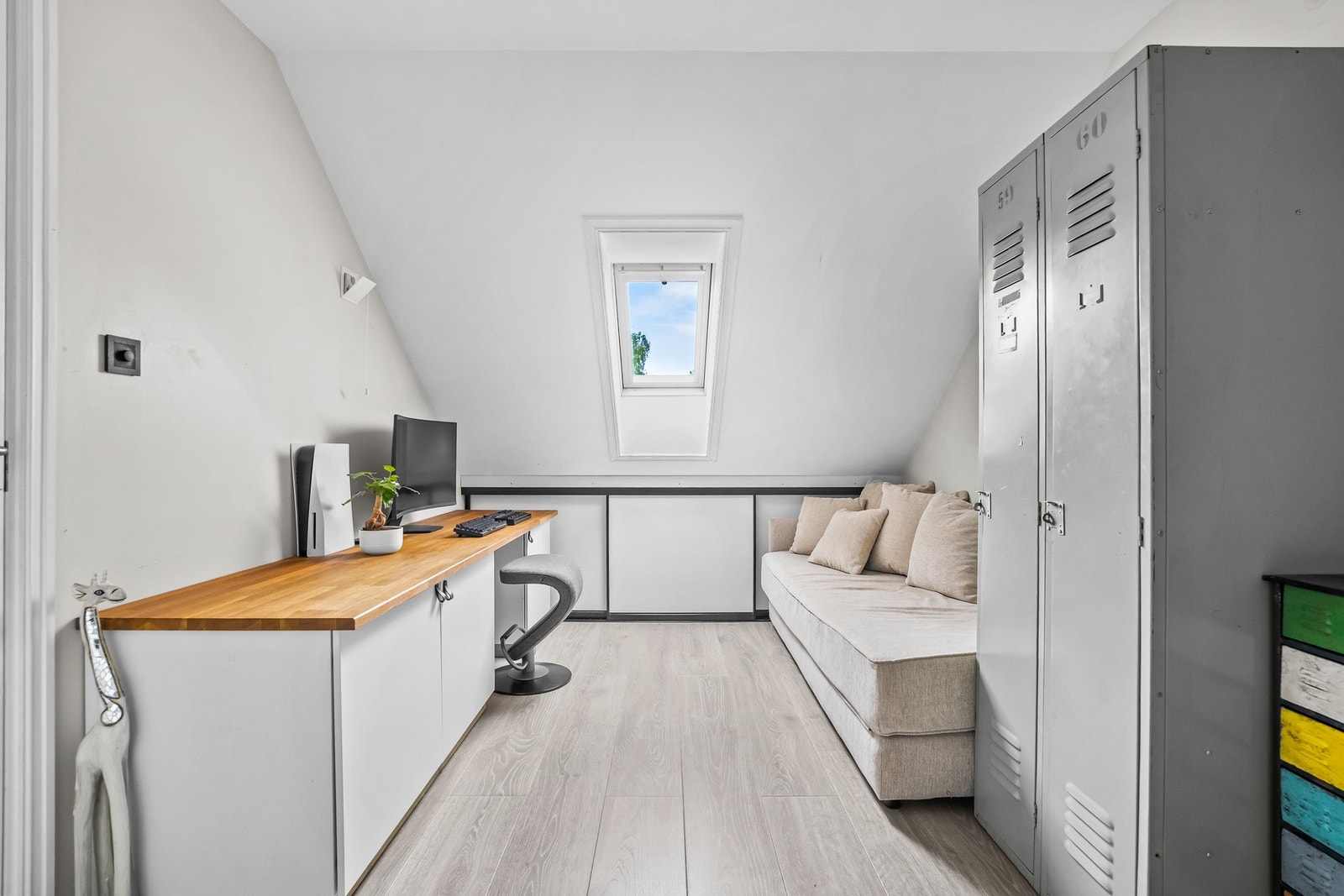 Lyst soverom med takvindu som slipper inn dagslys. Rommet egner seg godt som barnerom, gjesterom eller hjemmekontor. Galleribilde