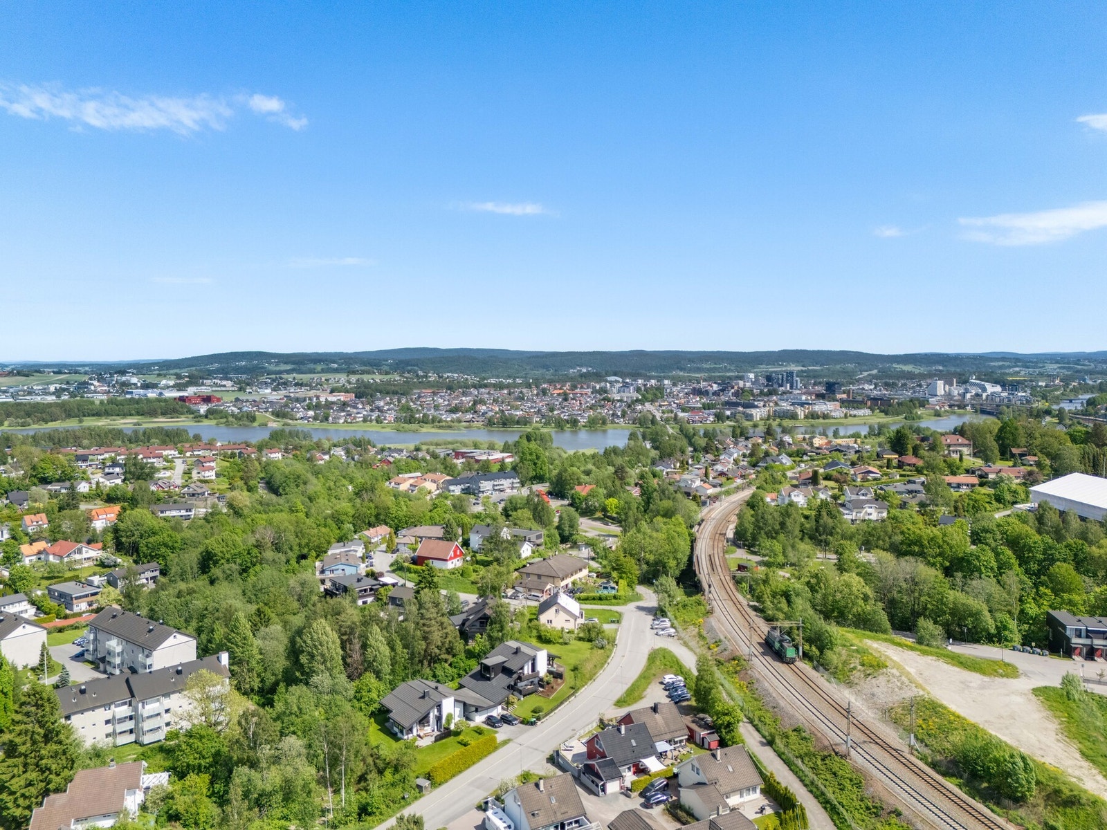 Kort vei til skole, barnehage, kollektivtransport og fine turområder. Galleribilde