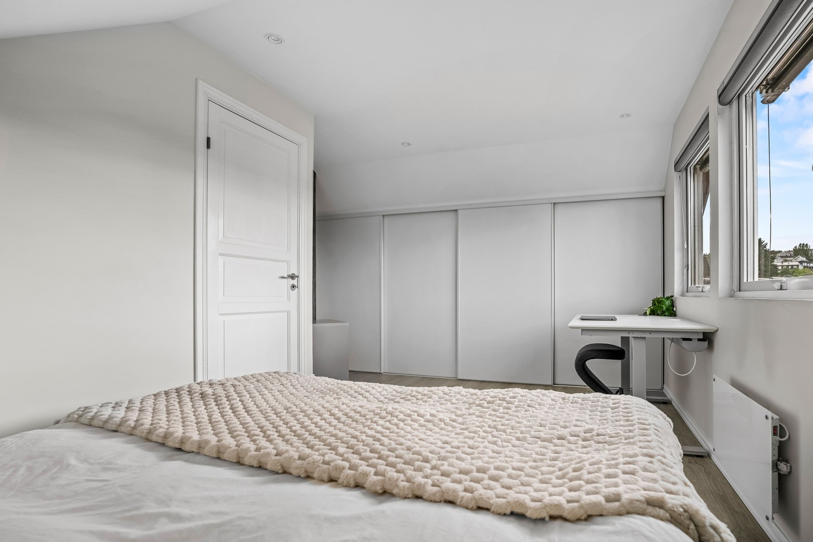Hovedsoverommet har skyvedørsgarderobe langs veggen og god oppbevaringsplass. Rommet har også plass til hjemmekontor eller en mindre sittegruppe. Galleribilde