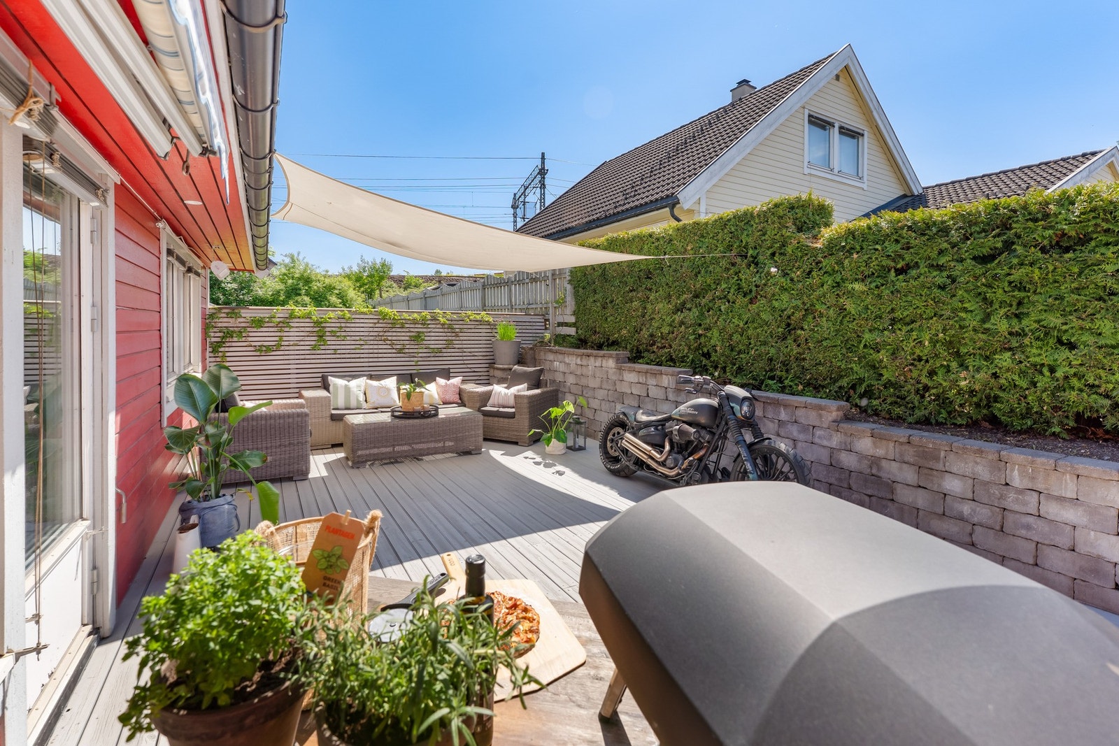Eiendommen byr på et flott opparbeidet uteområde med store terrasseflater, jacuzzi og flere soner for avslapning og sosiale sammenkomster. Her kan du nyte gode solforhold gjennom store deler av dagen. Galleribilde
