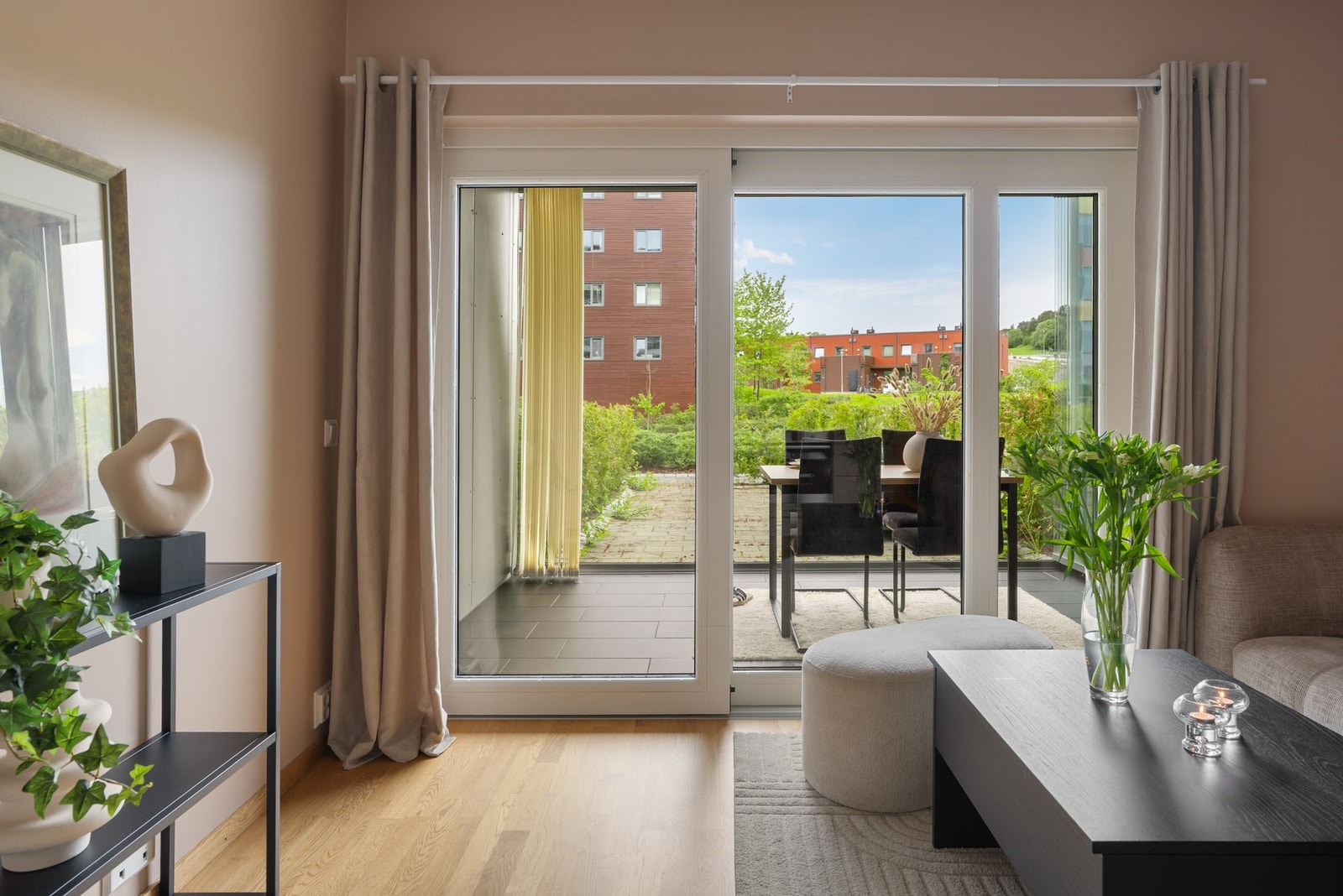 Leiligheten nyter godt av moderne fasiliteter som heis, fjernvarm (inkludert i felleskost) , elektronisk låssystem, Galleribilde